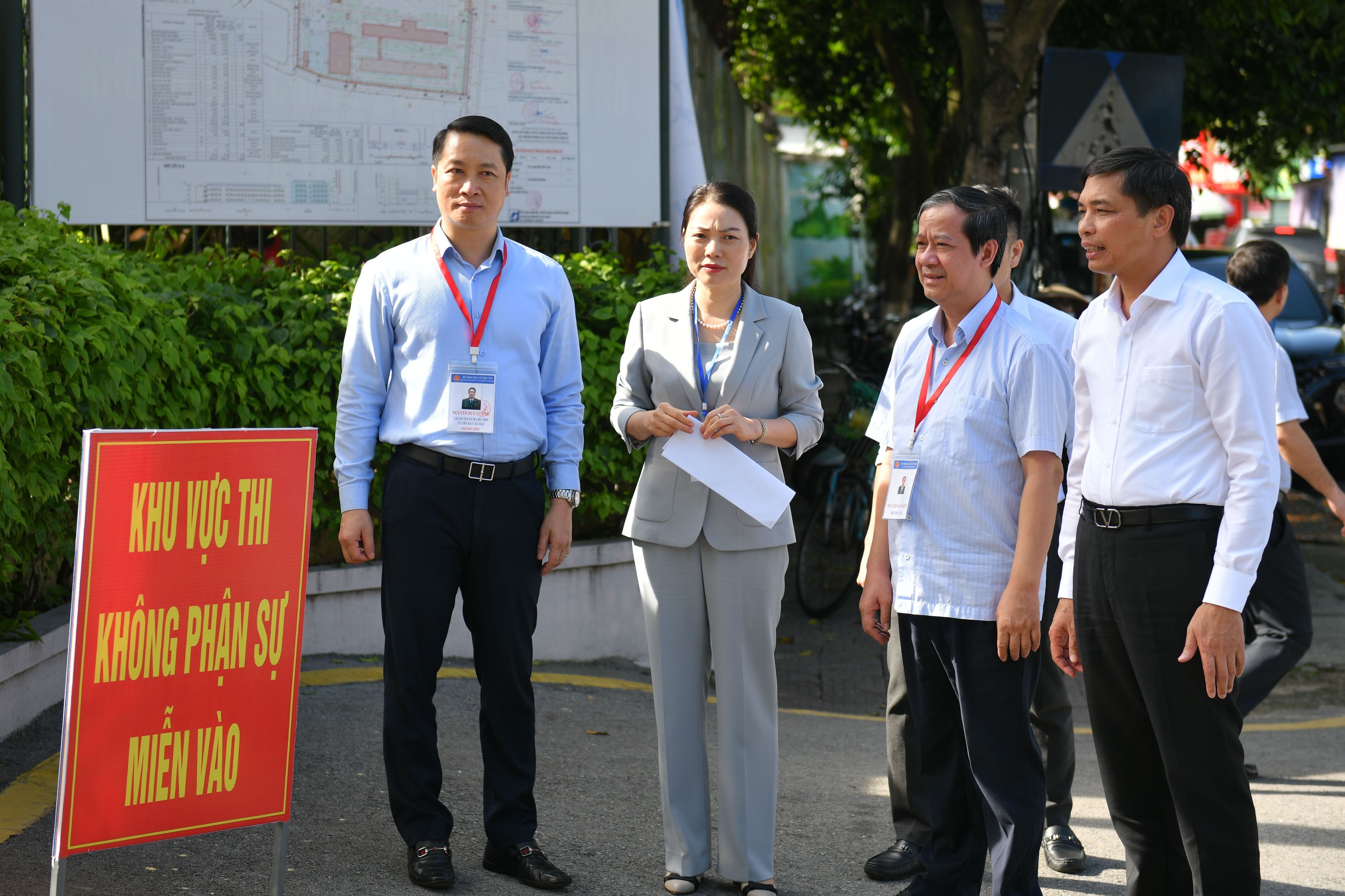 Bộ trưởng Nguyễn Kim Sơn kiểm tra công tác coi thi tại Quảng Ninh ảnh 2