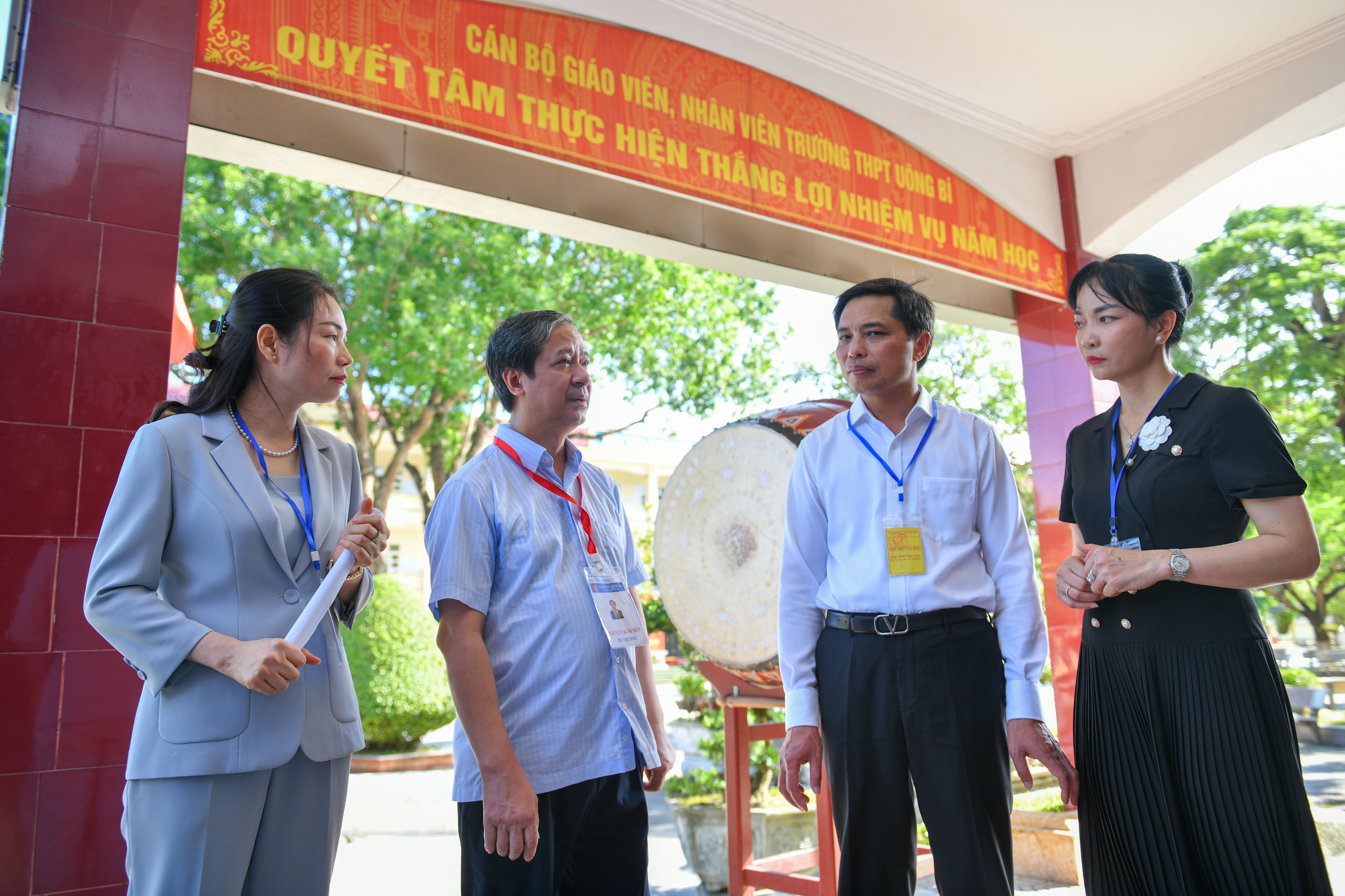 Bộ trưởng Nguyễn Kim Sơn kiểm tra công tác coi thi tại Quảng Ninh ảnh 1
