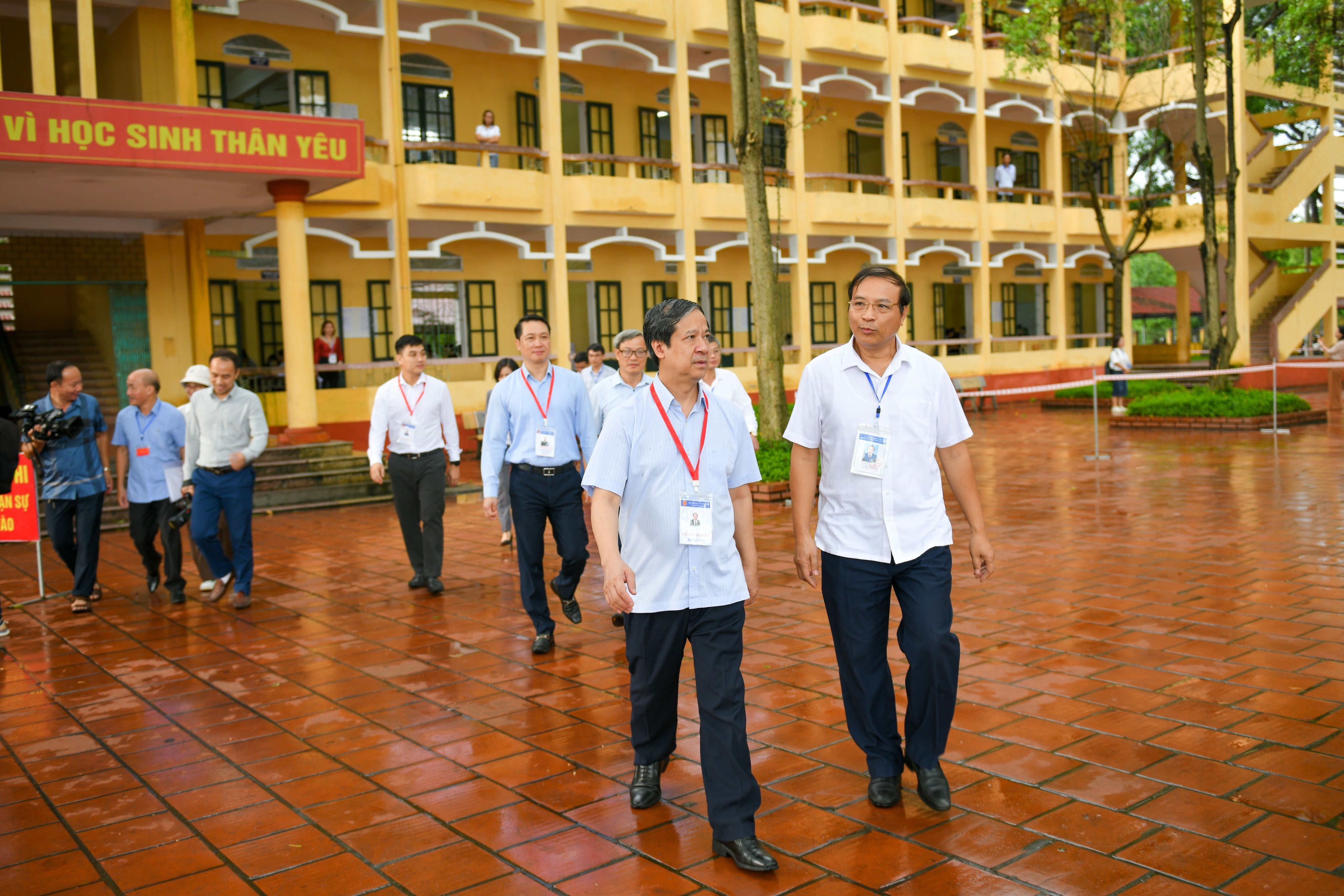 Bộ trưởng Nguyễn Kim Sơn động viên thí sinh thi tốt nghiệp THPT  ảnh 1