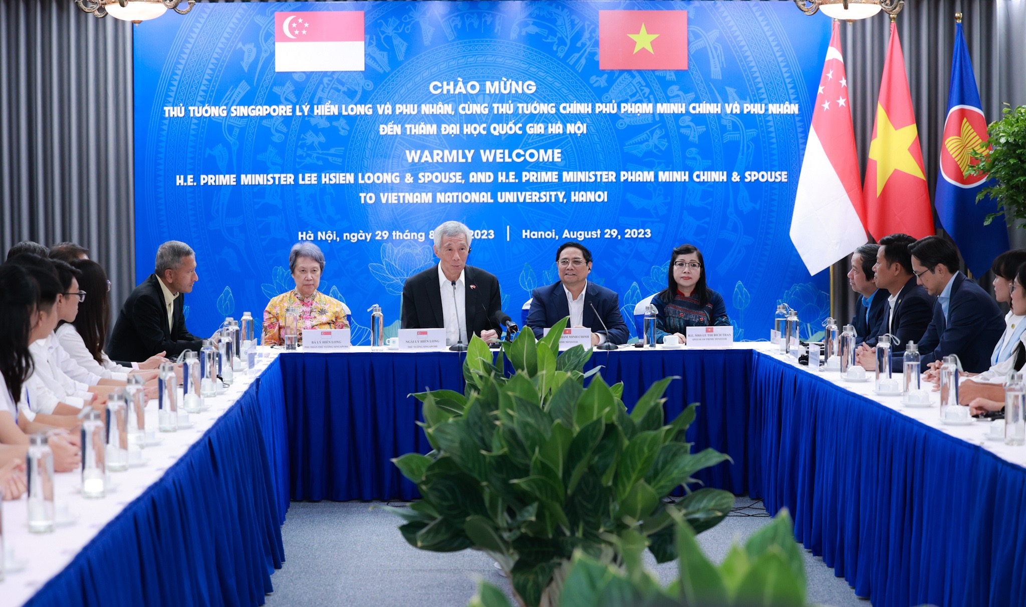 Thủ tướng Phạm Minh Chính và Thủ tướng Lý Hiển Long gặp gỡ sinh viên ĐHQG Hà Nội ảnh 4