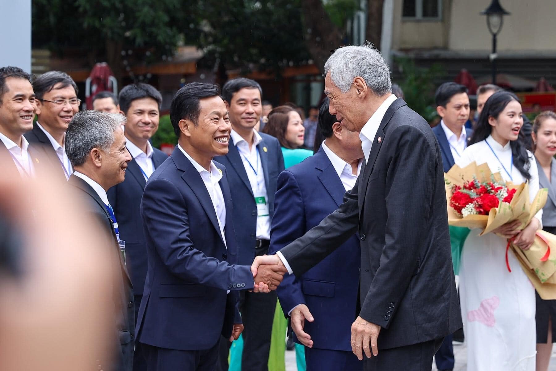 Thủ tướng Phạm Minh Chính và Thủ tướng Lý Hiển Long gặp gỡ sinh viên ĐHQG Hà Nội ảnh 1