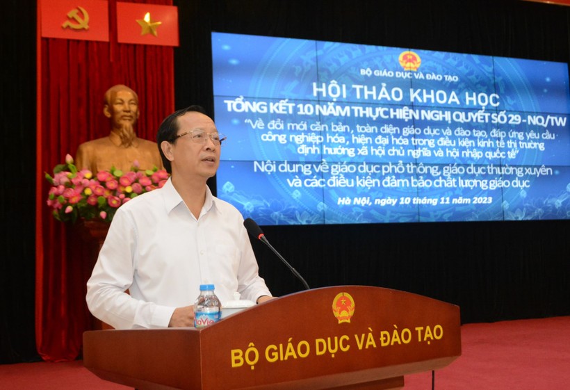 Thứ trưởng Bộ GD&ĐT Phạm Ngọc Thưởng phát biểu tại hội thảo.