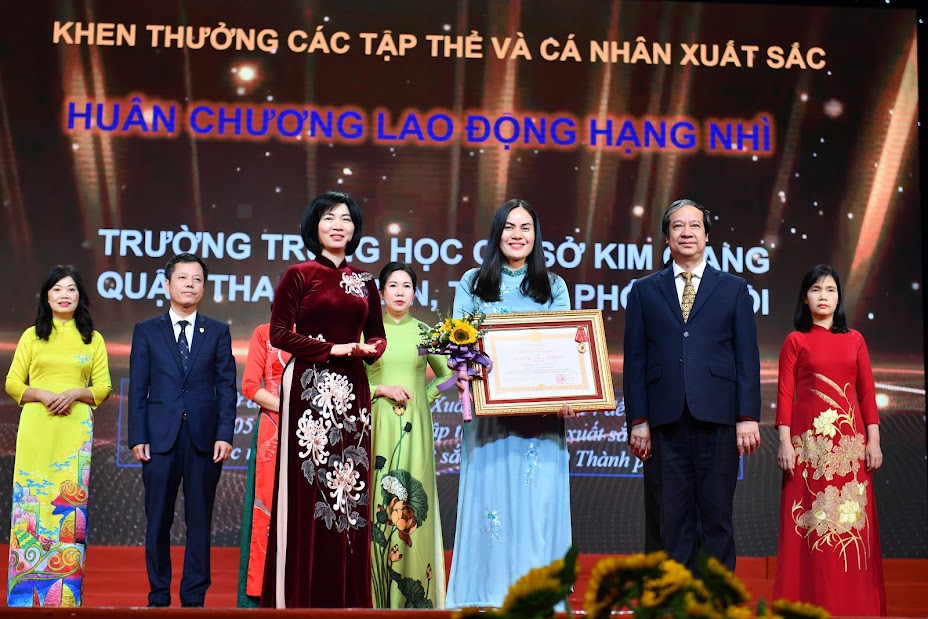 Bộ trưởng Nguyễn Kim Sơn trao Huân chương Độc Lập hạng nhì cho Trường THCS Kim Giang (Thanh Xuân).