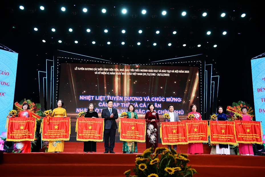 Nguyên Thứ trưởng Bộ GD&ĐT Nguyễn Hữu Độ trao Cờ thi đua xuất sắc của Chính phủ cho các tập thể.