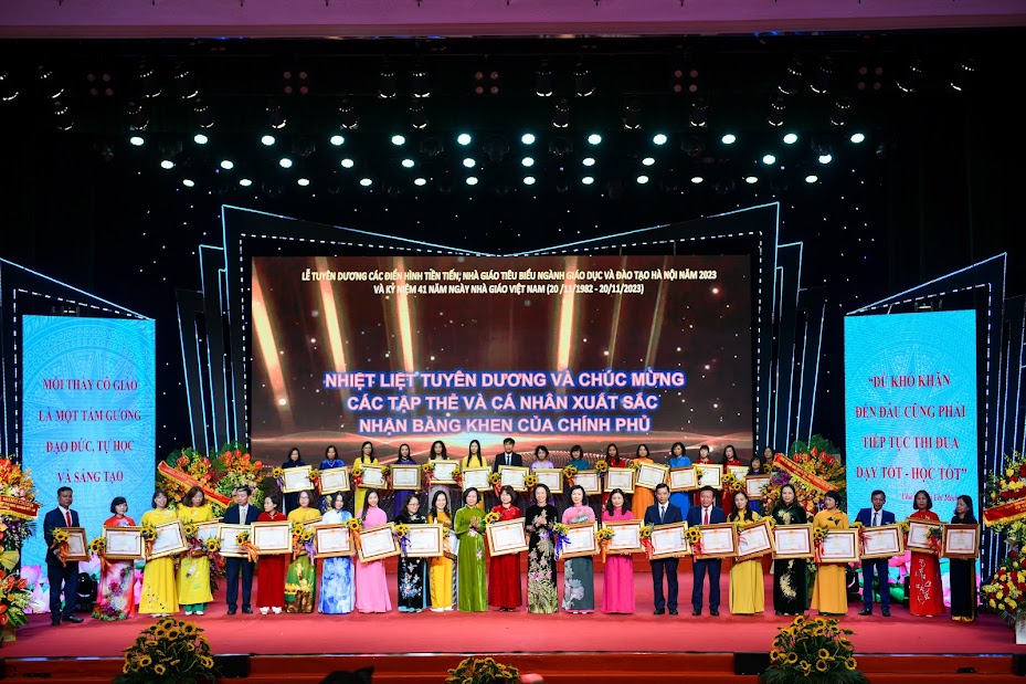 Các tập thể, cá nhân xuất sắc của ngành GD-ĐT Hà Nội nhận Bằng khen của Chính phủ.