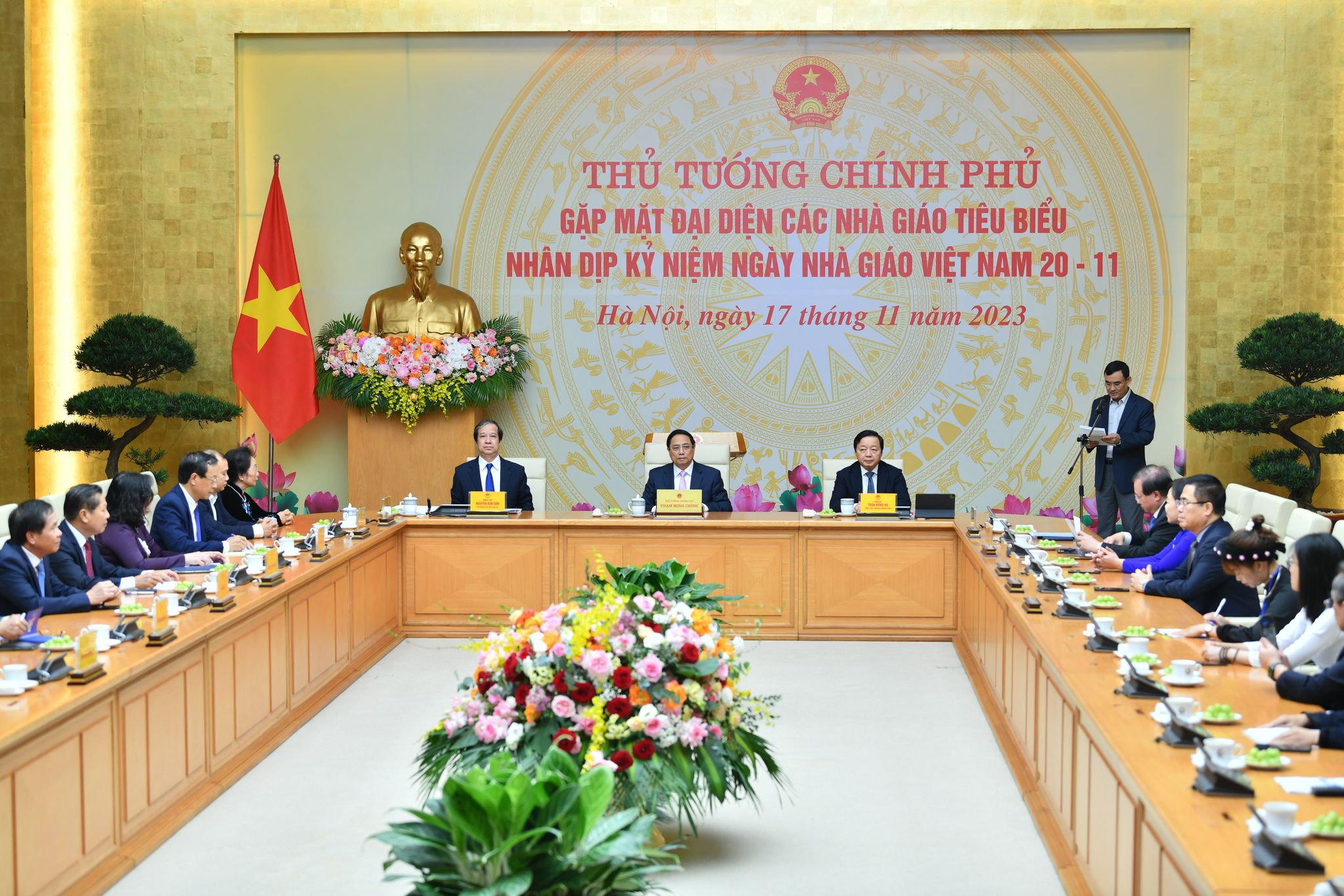 Thủ tướng Phạm Minh Chính, Phó Thủ tướng Trần Hồng Hà, Bộ trưởng Nguyễn Kim Sơn chủ trì buổi gặp mặt.