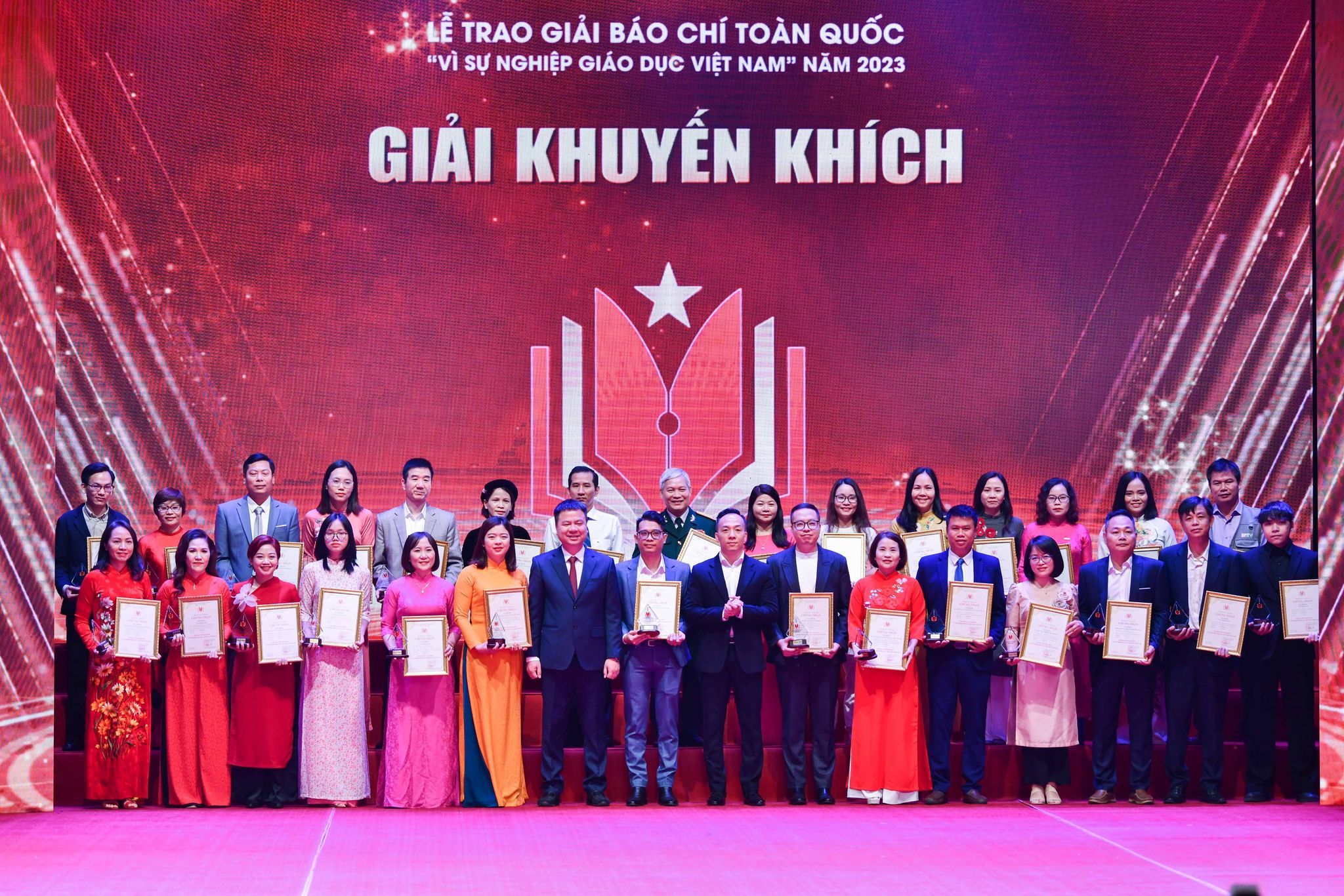Nhà báo Triệu Ngọc Lâm, Tổng Biên tập Báo Giáo dục và Thời đại và ông Phạm Tiến Toàn, Phó Chánh văn phòng Bộ GD&ĐT trao giải cho các tác giải đoạt giải Khuyến khích.
