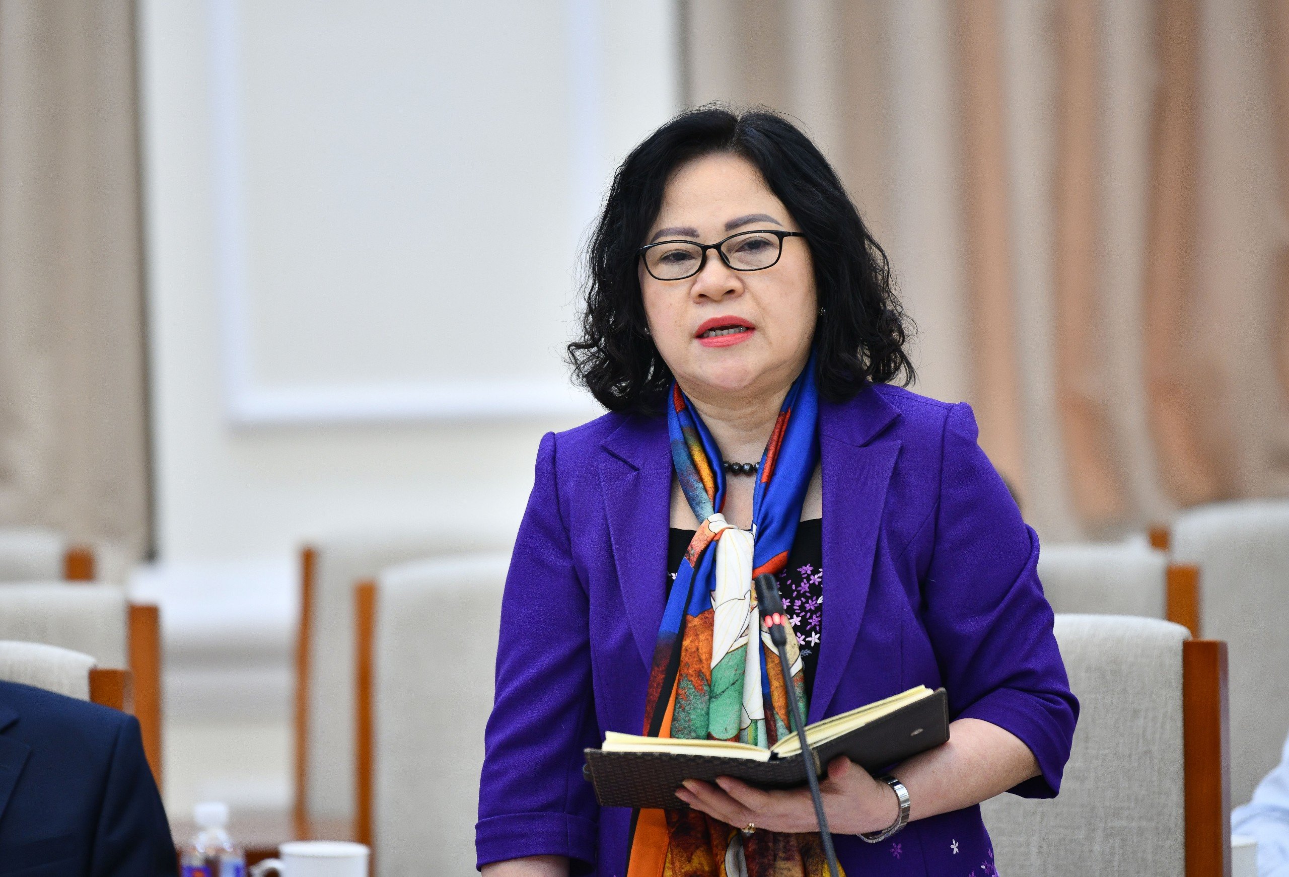 Thứ trưởng Bộ GD&ĐT Ngô Thị Minh phát biểu tại phiên họp.
