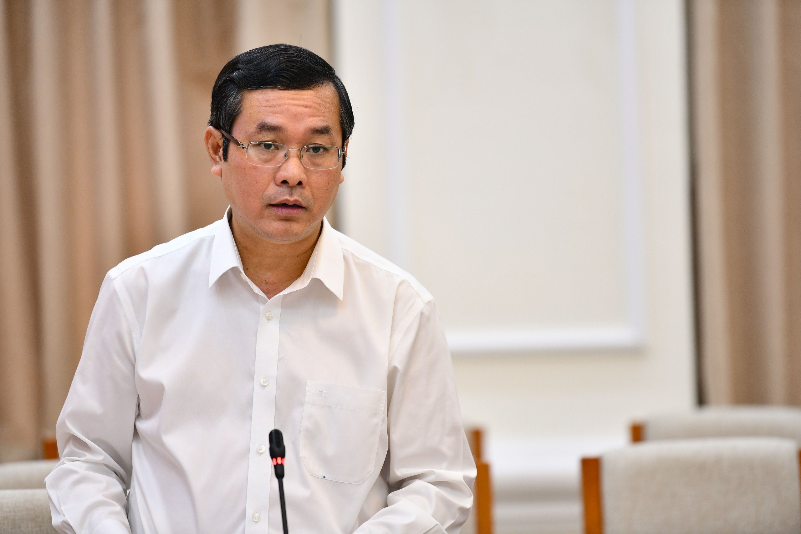 Thứ trưởng Bộ GD&ĐT Nguyễn Văn Phúc báo cáo tóm tắt quá trình triển khai tổng kết 10 năm Nghị quyết 29.