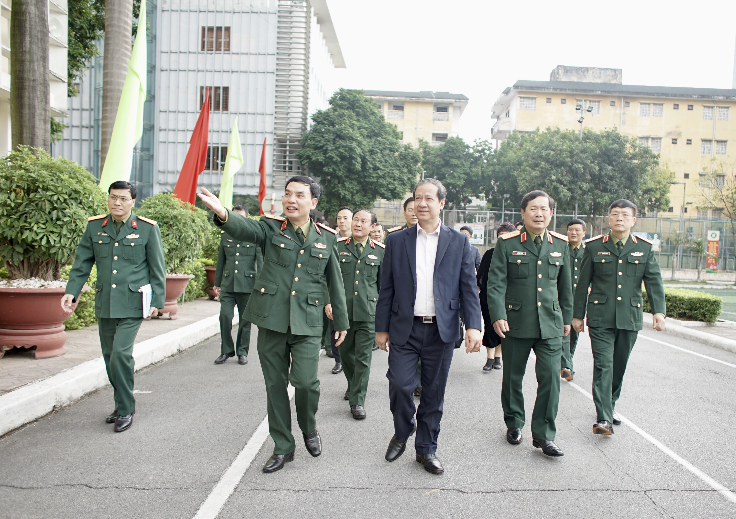 Bộ trưởng Bộ GD&ĐT Nguyễn Kim Sơn, Thứ trưởng Bộ Quốc phòng Lê Huy Vịnh và đoàn công tác thăm Học viện Kỹ thuật quân sự.