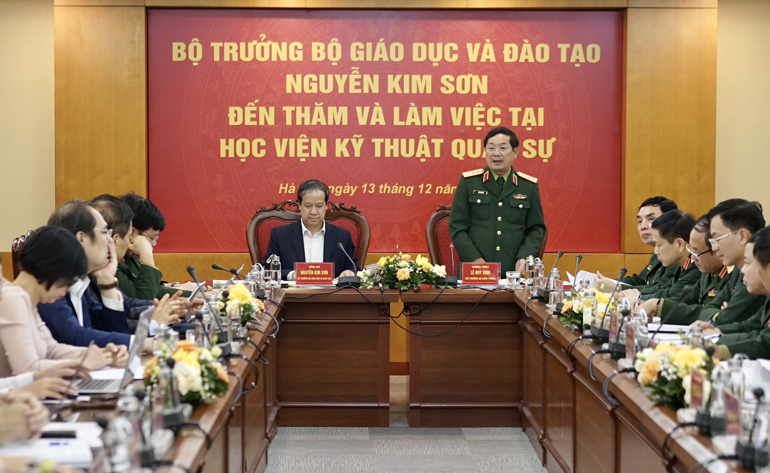 Thứ trưởng Bộ Quốc phòng Lê Huy Vịnh phát biểu tại buổi làm việc.