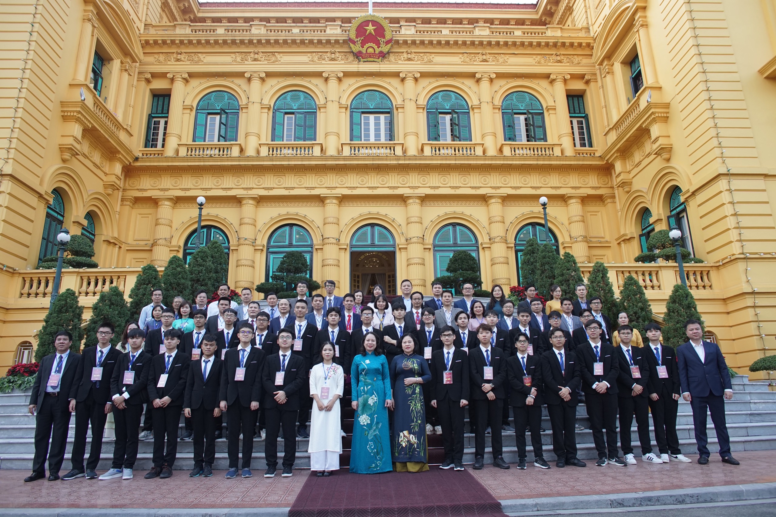 Phó Chủ tịch nước Võ Thị Ánh Xuân và đại biểu chụp ảnh lưu niệm cùng các em học sinh.