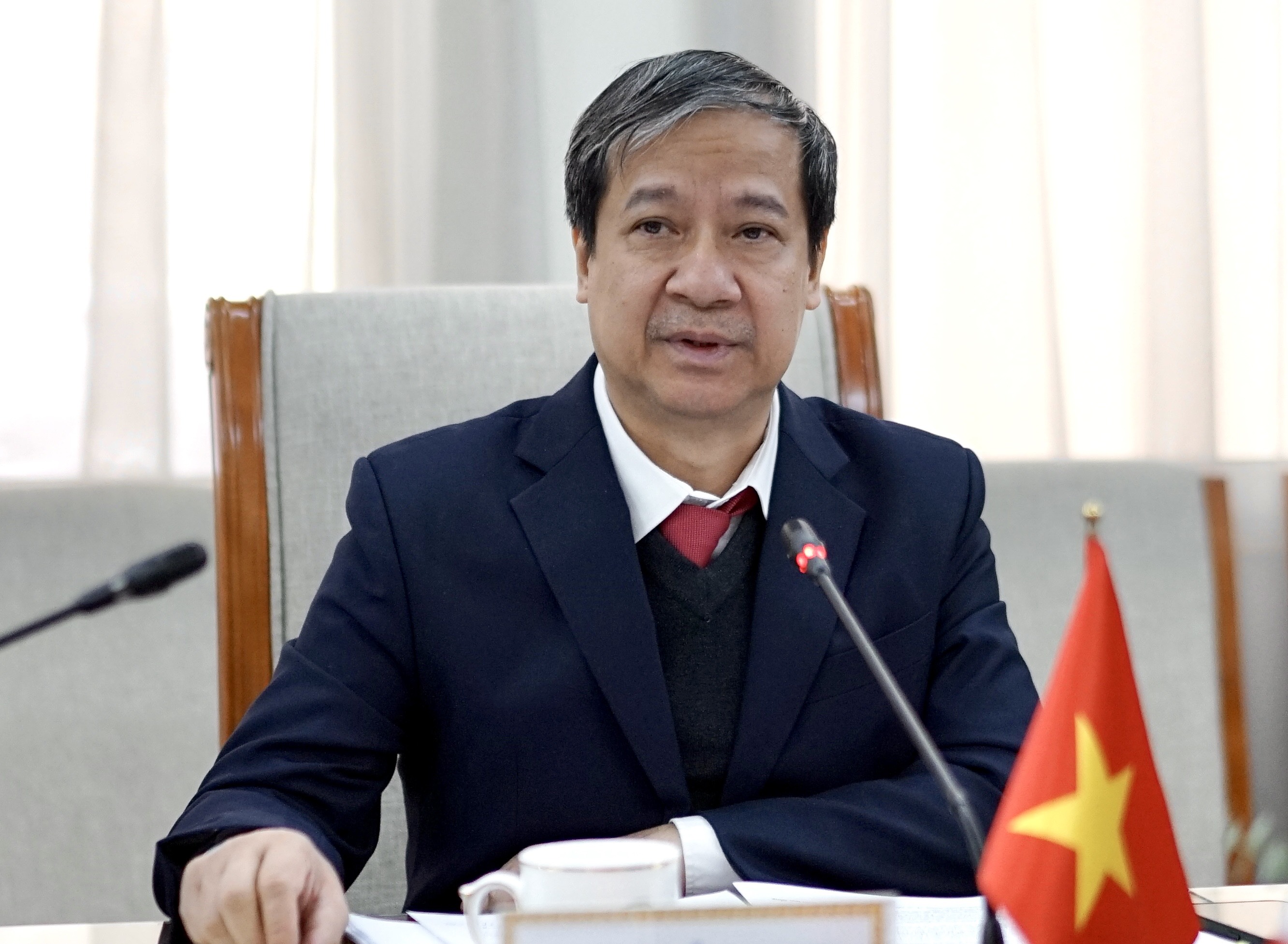 Bộ trưởng Bộ GD&amp;ĐT Nguyễn Kim Sơn trao đổi tại buổi tiếp.