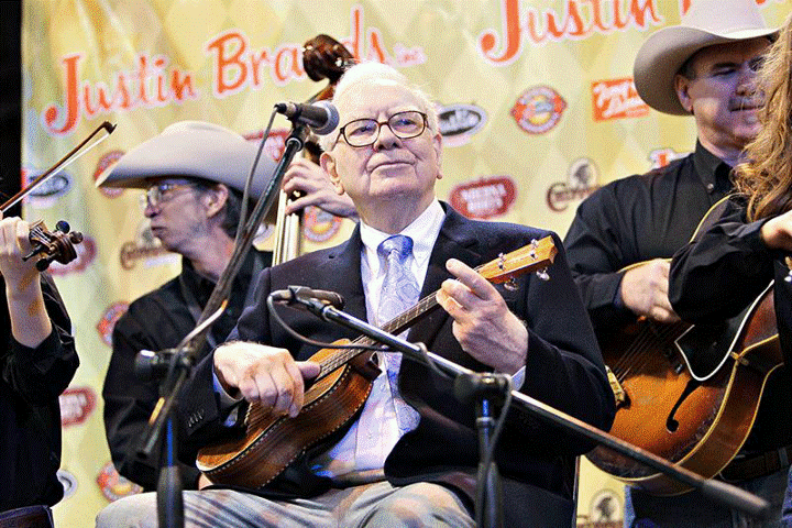 Tỷ phú Warren Buffett biểu diễn ukulele trong một sự kiện tại Mỹ. Ảnh: Fortune