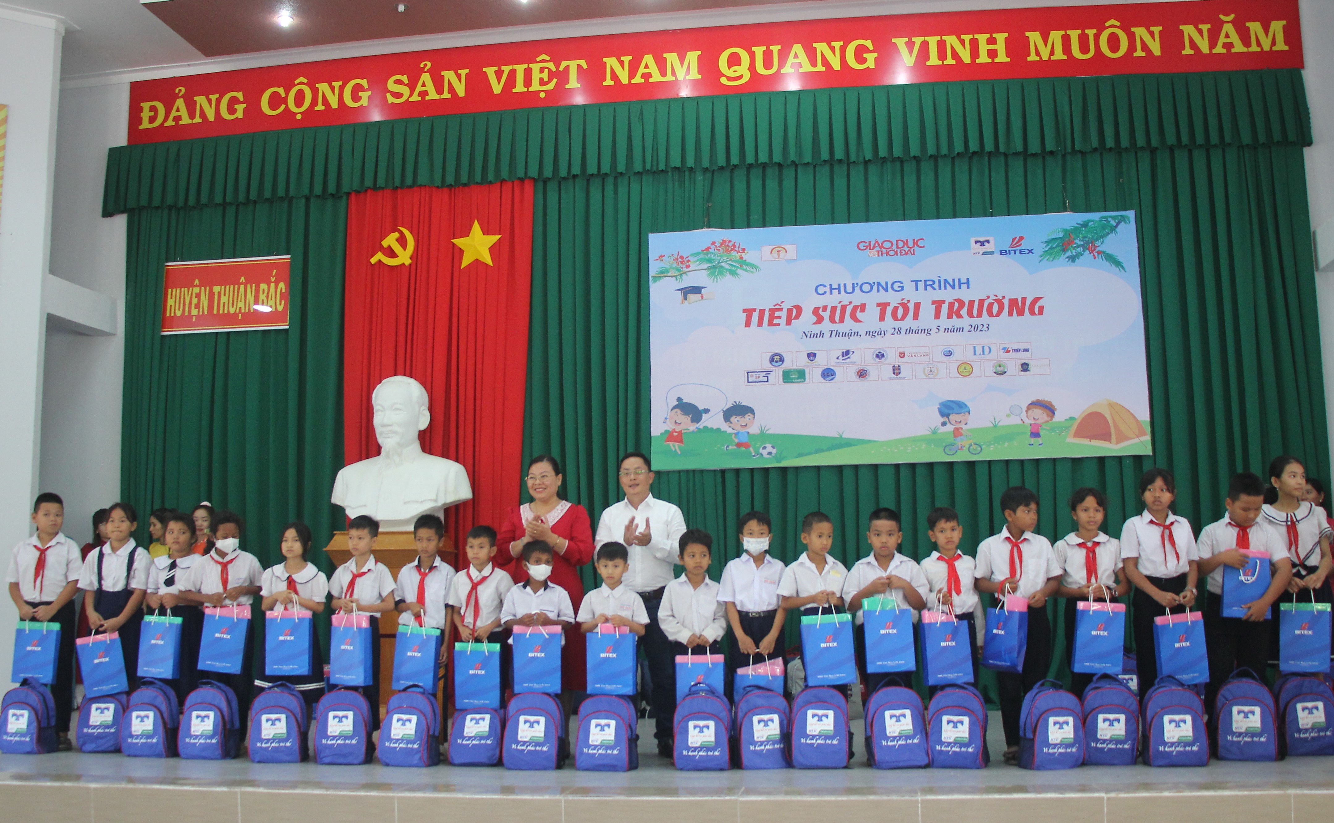 Báo Giáo dục và Thời đại 'tiếp sức tới trường' tại Ninh Thuận ảnh 10