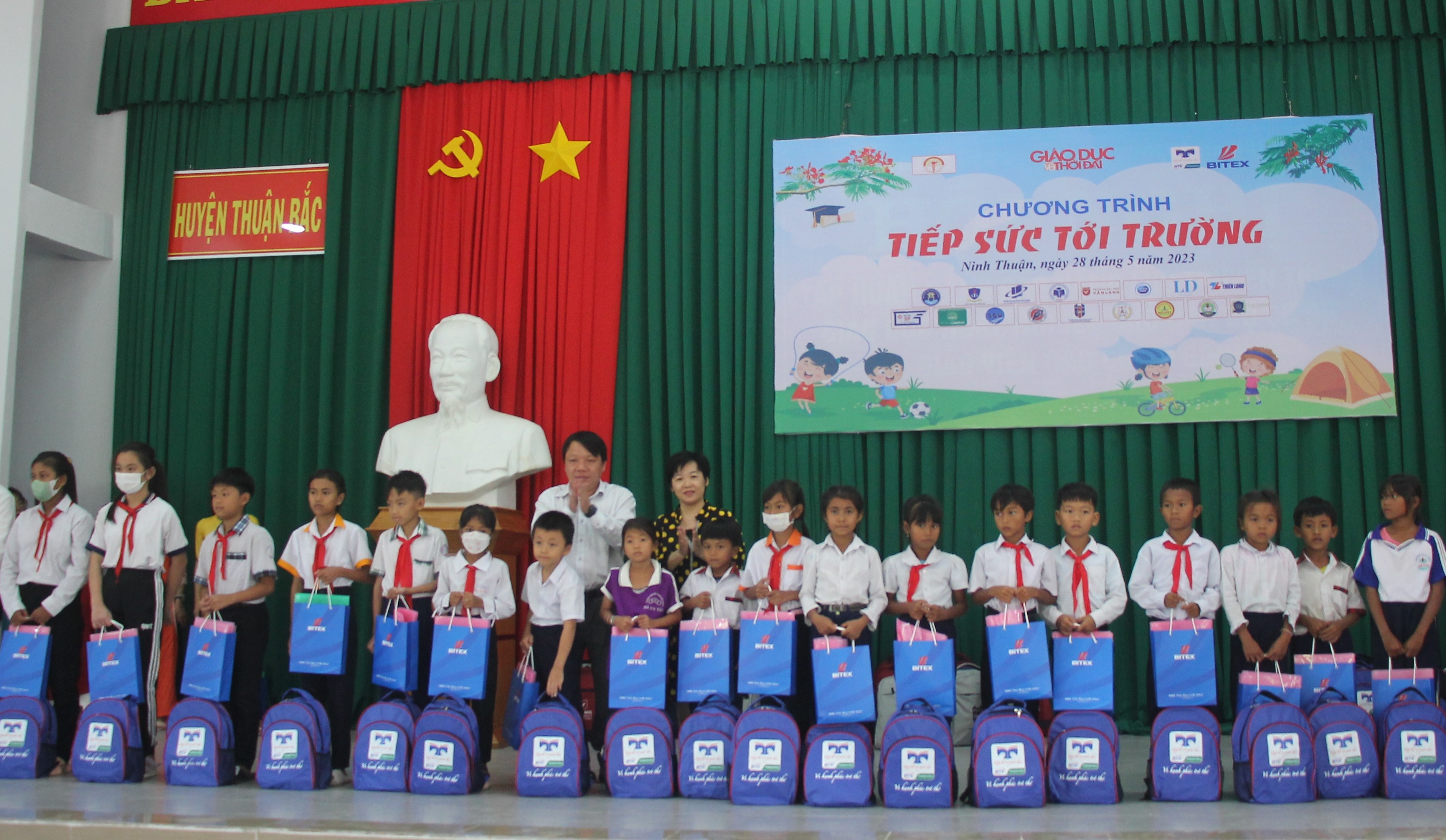 Báo Giáo dục và Thời đại 'tiếp sức tới trường' tại Ninh Thuận ảnh 8