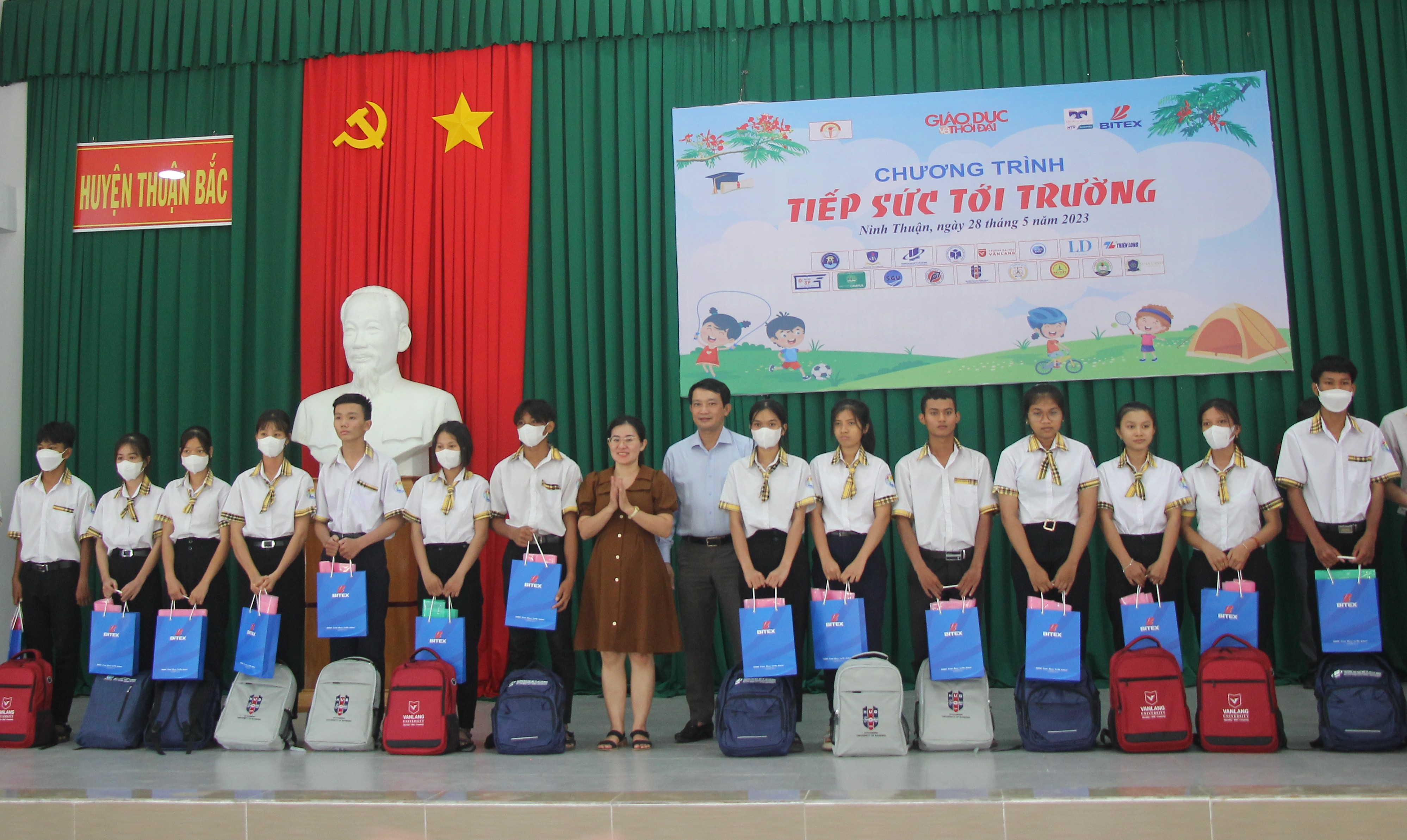 Báo Giáo dục và Thời đại 'tiếp sức tới trường' tại Ninh Thuận ảnh 7