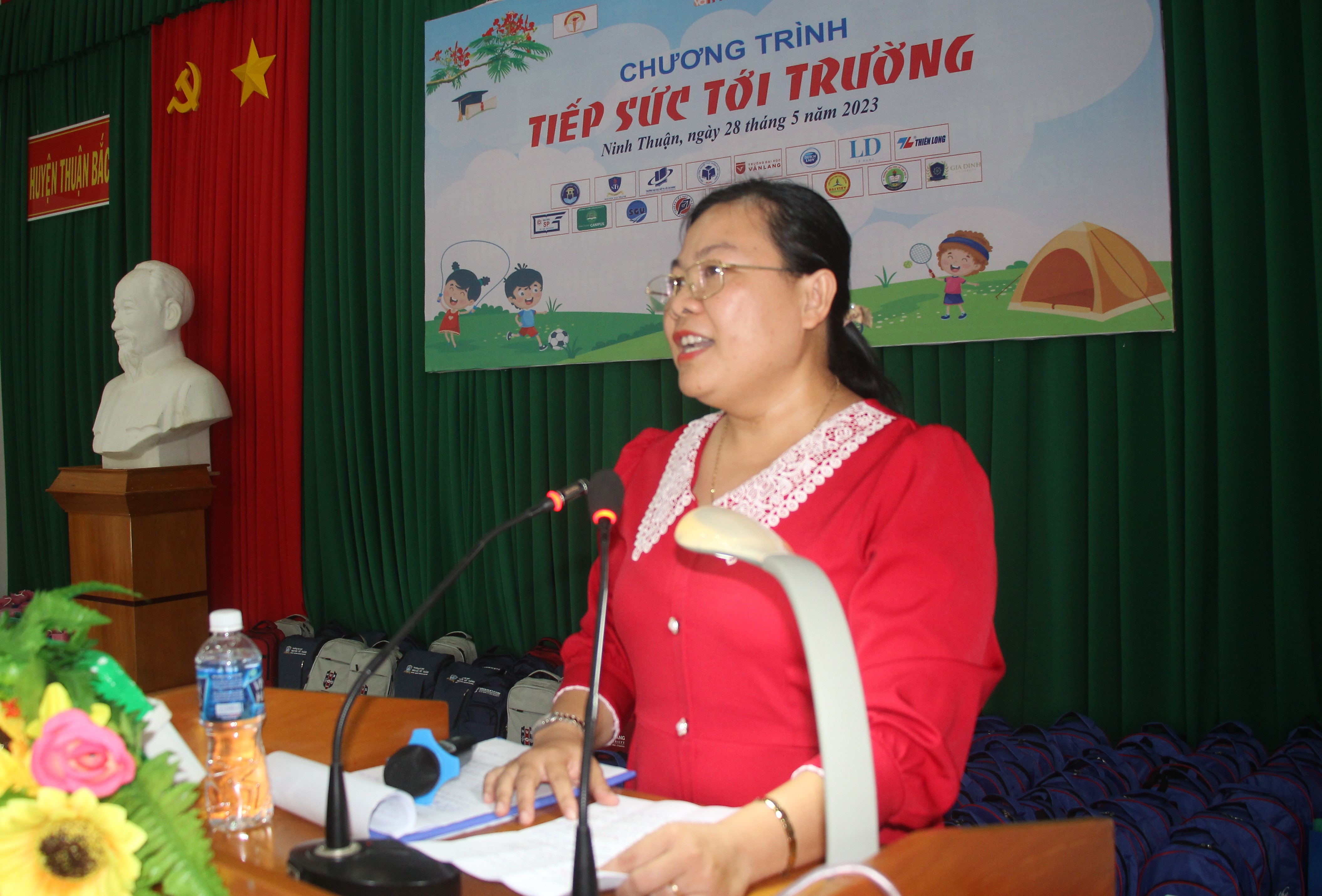 Báo Giáo dục và Thời đại 'tiếp sức tới trường' tại Ninh Thuận ảnh 9