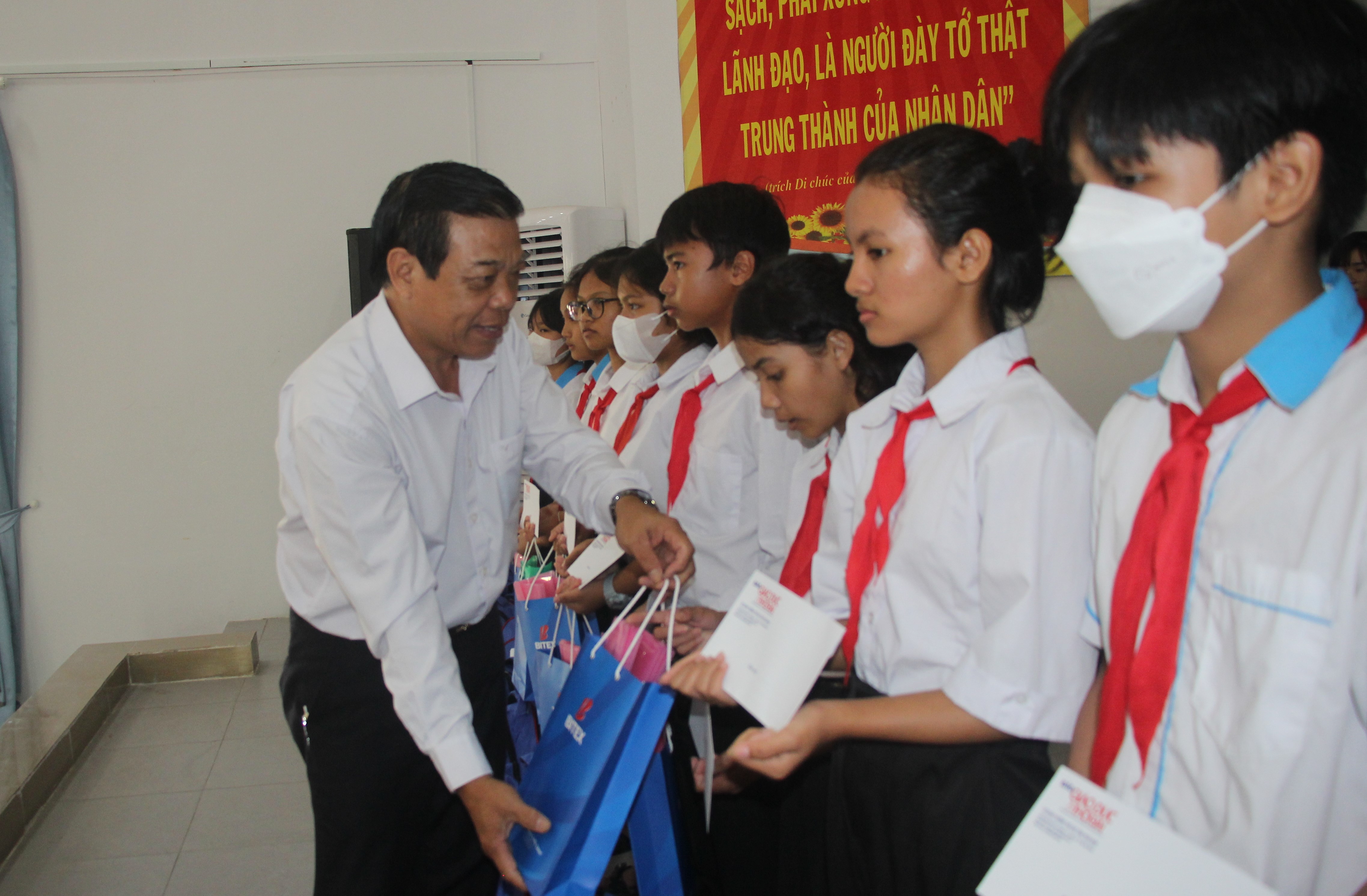 Báo Giáo dục và Thời đại 'tiếp sức tới trường' tại Ninh Thuận ảnh 6
