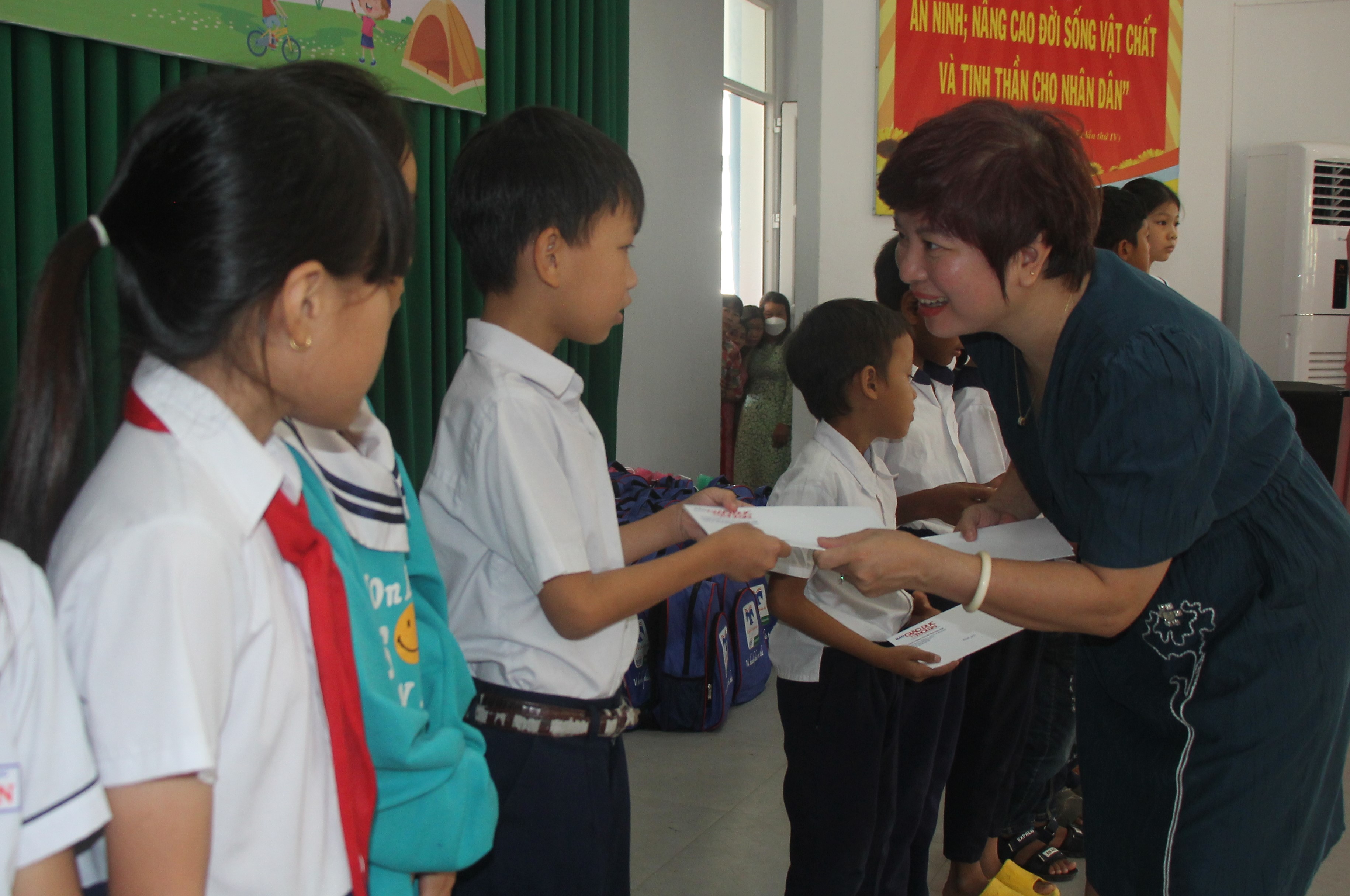 Báo Giáo dục và Thời đại 'tiếp sức tới trường' tại Ninh Thuận ảnh 2