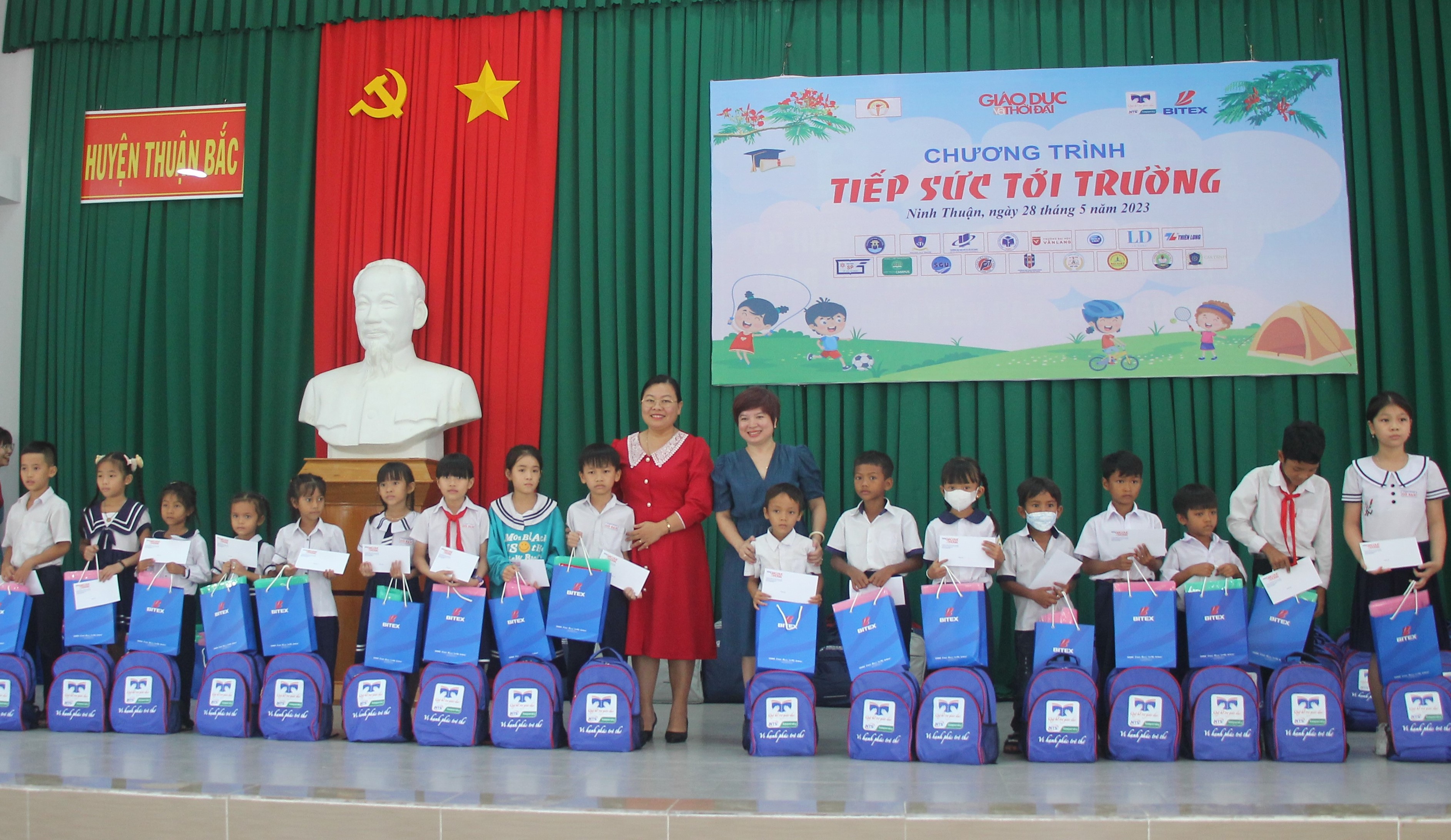 Lãnh đạo Báo Giáo dục và Thời đại cùng lãnh đạo Sở GD&ĐT tỉnh Ninh Thuận tặng quà và học bổng cho học sinh.