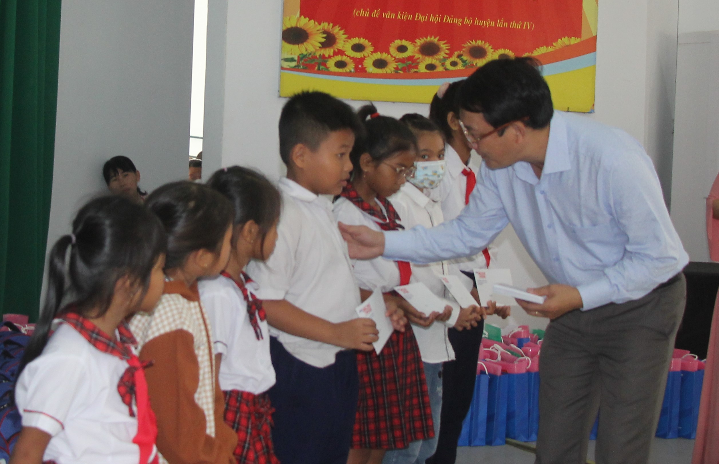 Báo Giáo dục và Thời đại 'tiếp sức tới trường' tại Ninh Thuận ảnh 3