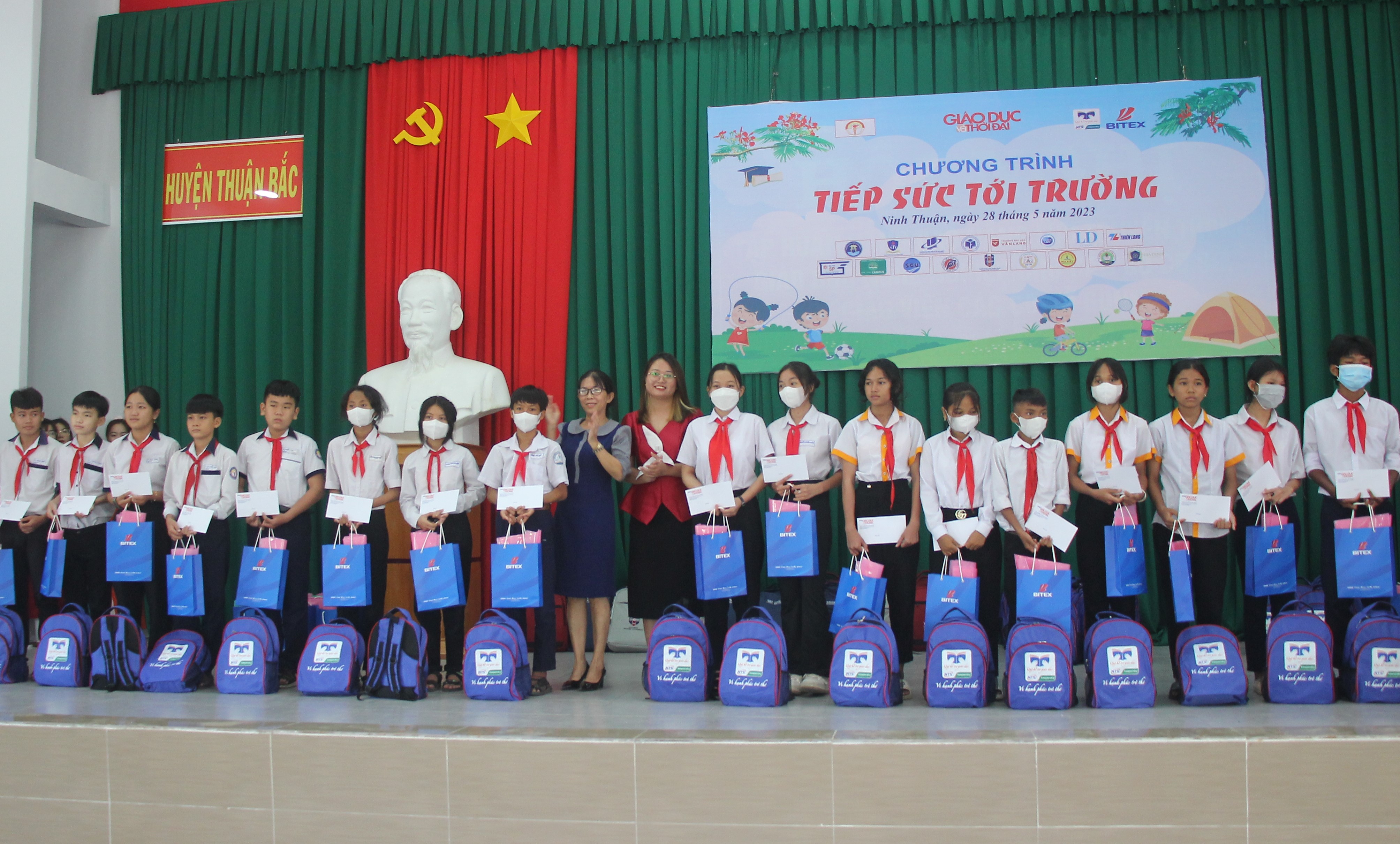 Báo Giáo dục và Thời đại 'tiếp sức tới trường' tại Ninh Thuận ảnh 5