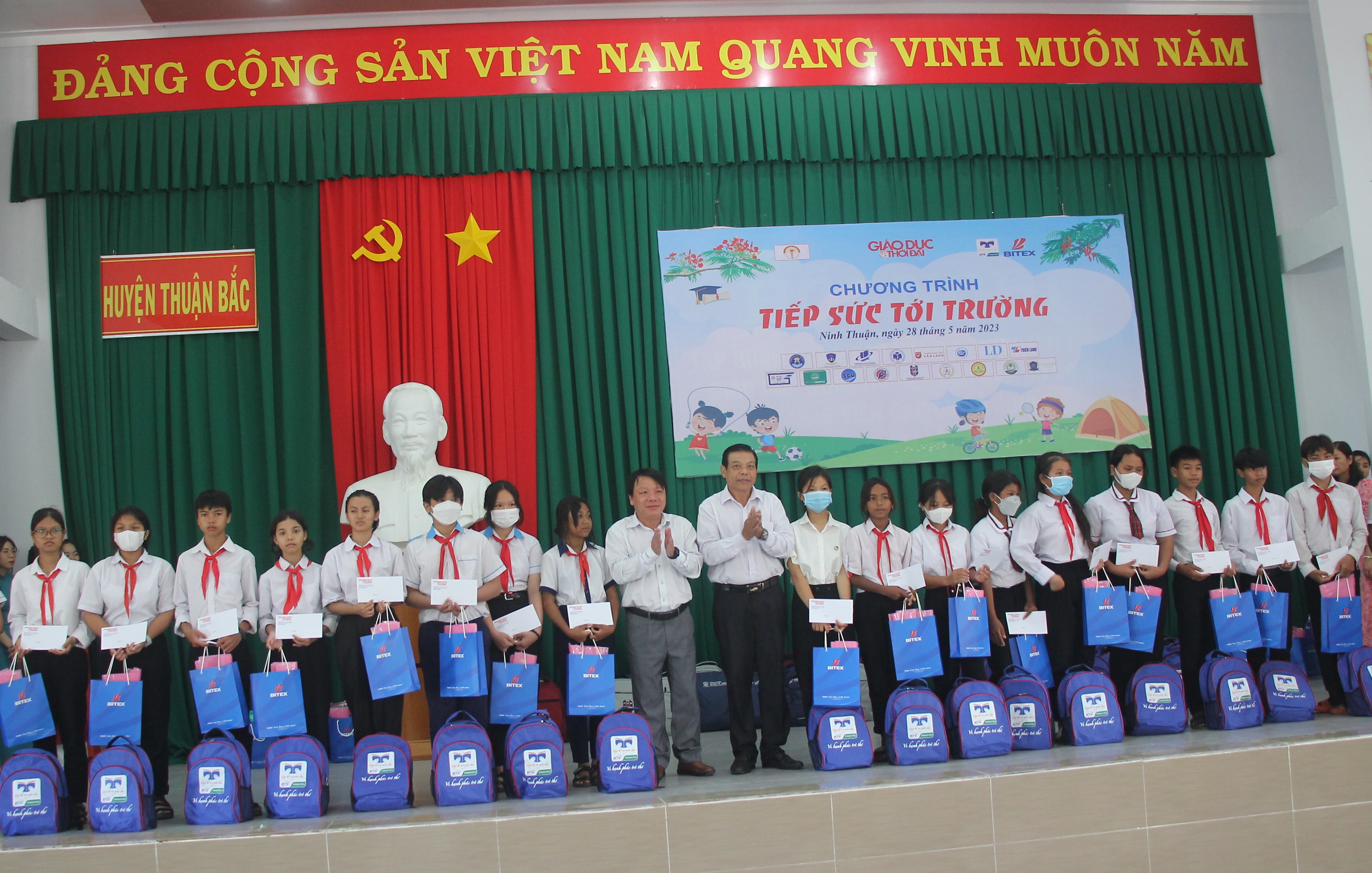 Báo Giáo dục và Thời đại 'tiếp sức tới trường' tại Ninh Thuận ảnh 4