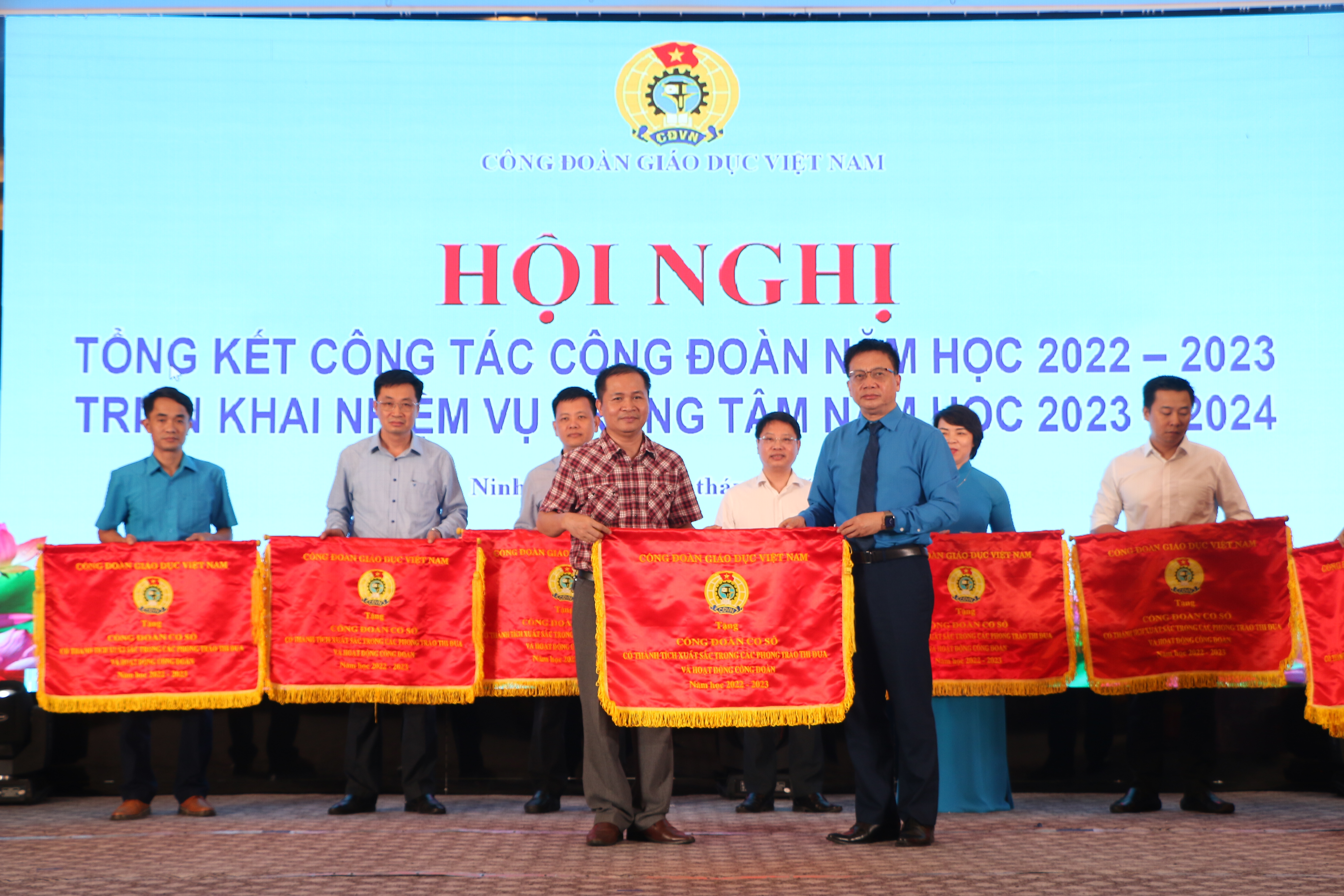 Công đoàn Trường ĐH Hà Nội là một trong các công đoàn cơ sở có thành tích xuất sắc được lãnh đạo Công đoàn Giáo dục Việt Nam tặng Cờ thi đua.