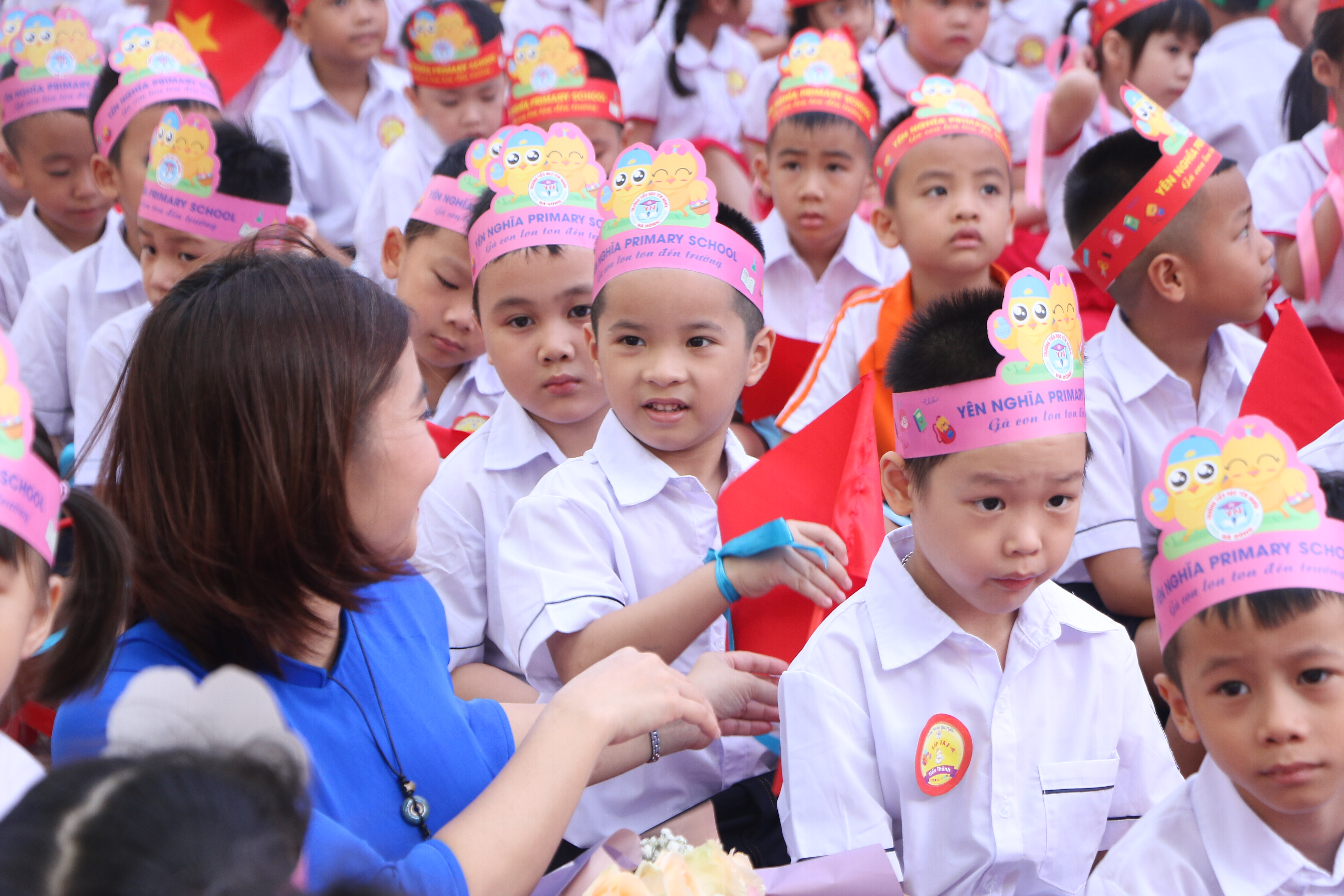 Trẻ lớp 1 vui ngày tựu trường để sẵn sàng chào đón năm học mới 2023-2024 tại Trường Tiểu học Yên Nghĩa (Hà Đông, Hà Nội). Ảnh minh họa: Đình Tuệ.