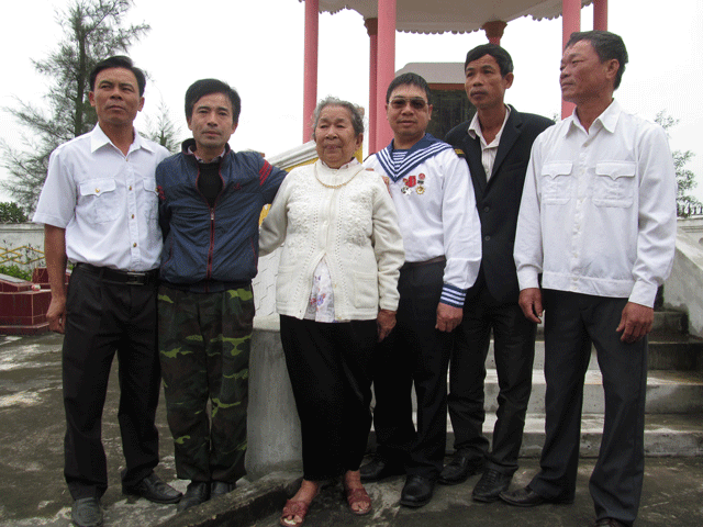 Các cựu binh Gạc Ma bên mẹ Hồ Thị Đức - mẹ Anh hùng liệt sỹ Trần Văn Phương
