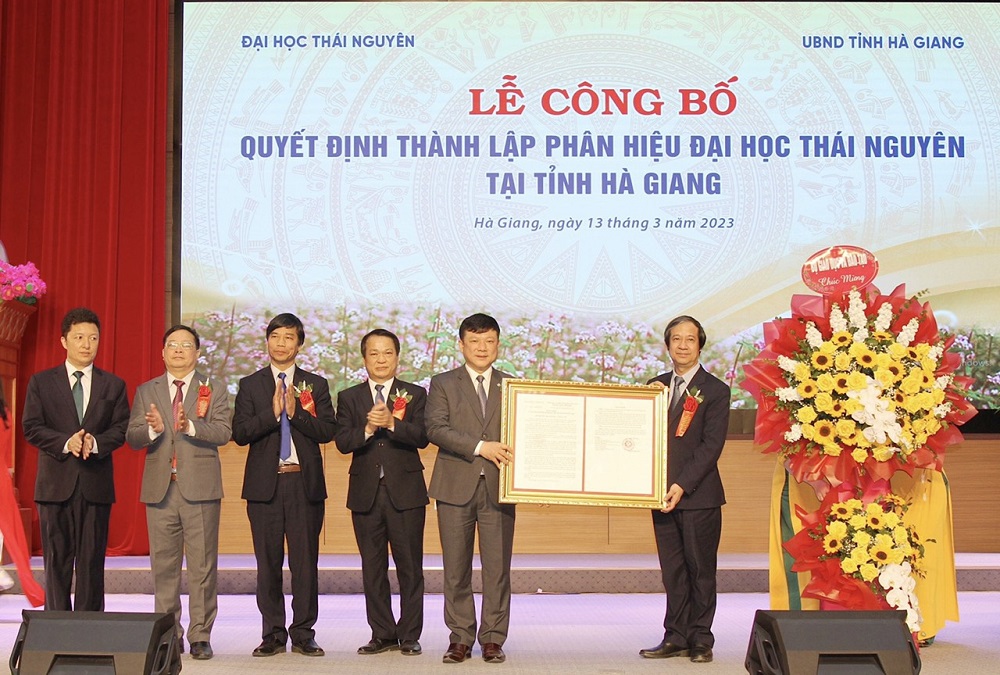 Bộ trưởng Bộ GD&ĐT Nguyễn Kim Sơn, trao quyết định thành lập Phân hiệu Đại học Thái Nguyên tại tỉnh Hà Giang.