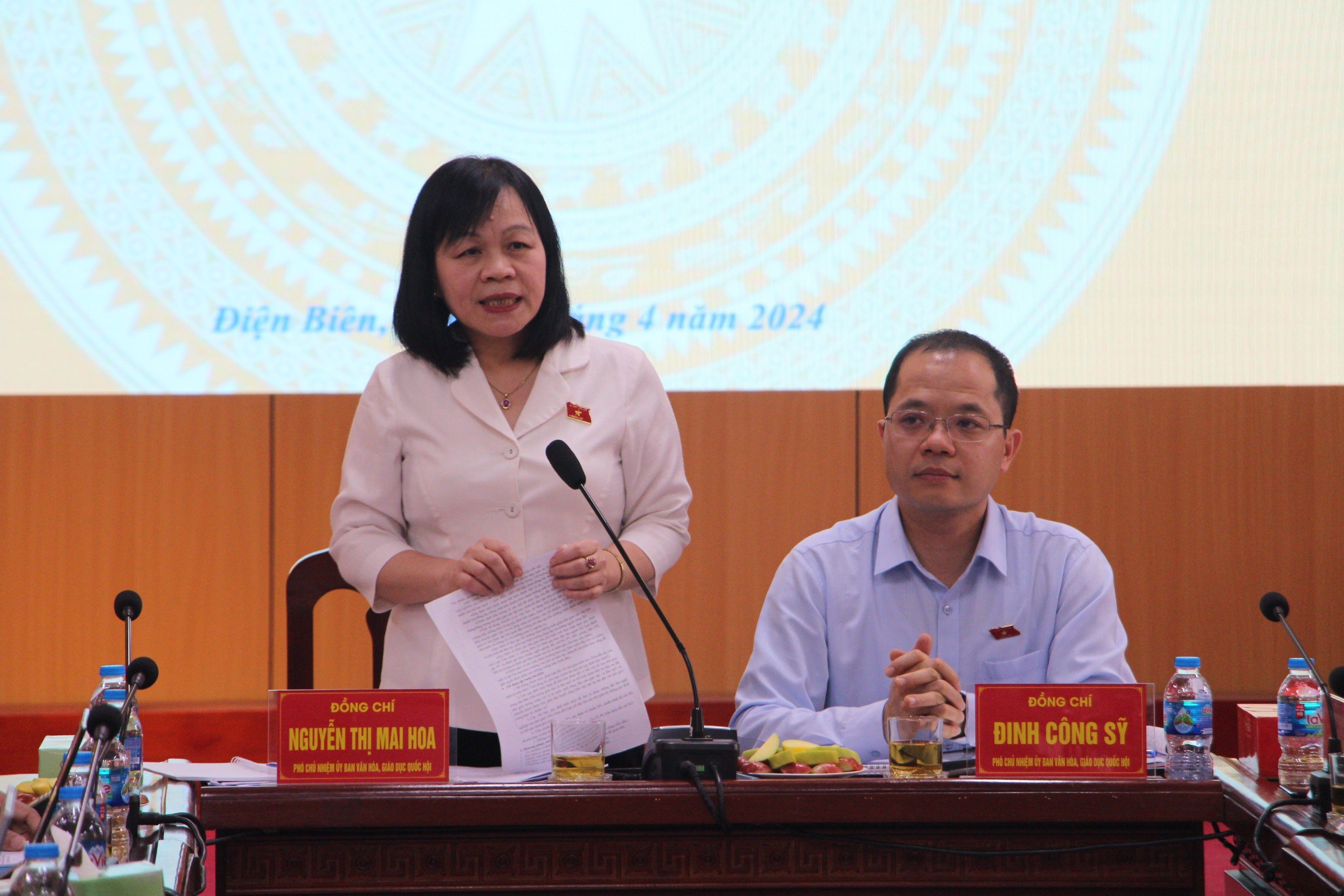 Bà Nguyễn Thị Mai Hoa chủ trì nội dung chính sách, pháp luật về nhà giáo tại buổi làm việc.
