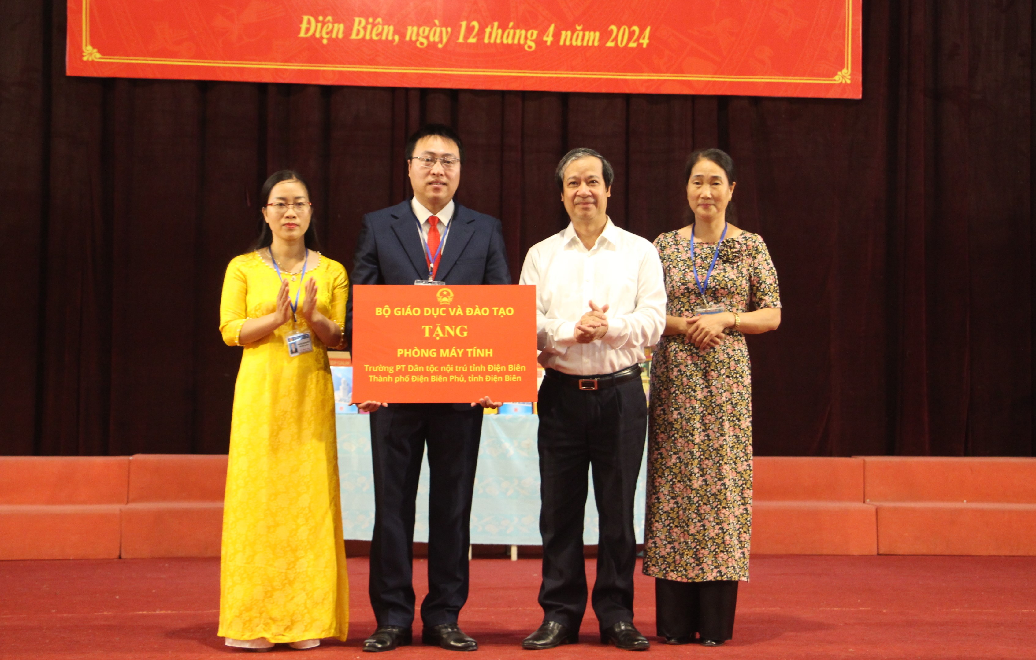 Bộ trưởng Nguyễn Kim Sơn trao tặng phòng máy tính cho Trường phổ thông DTNT tỉnh Điện Biên.
