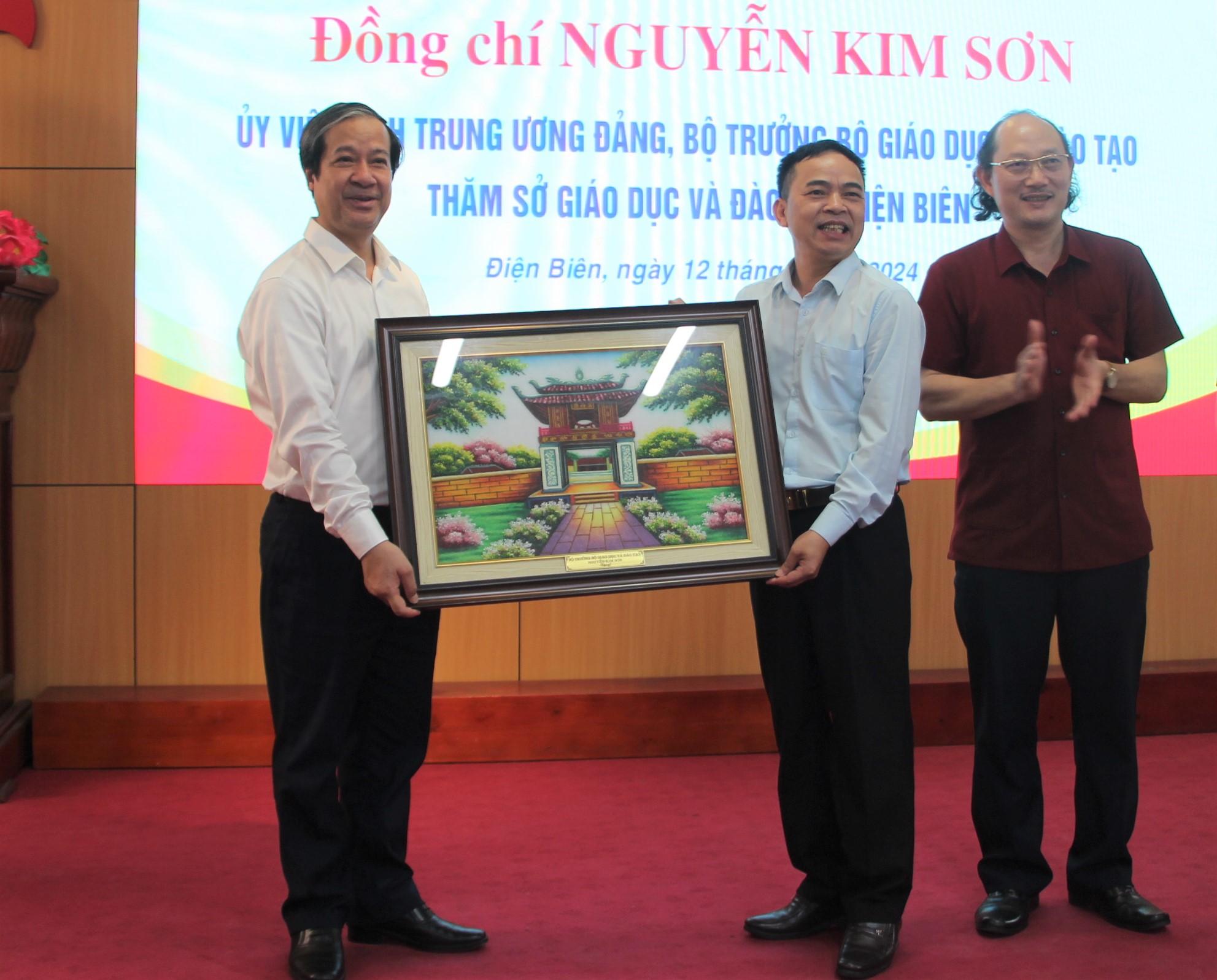 Bộ trưởng Nguyễn Kim Sơn trao tặng tranh lưu niệm cho Sở GD&ĐT tỉnh Điện Biên.