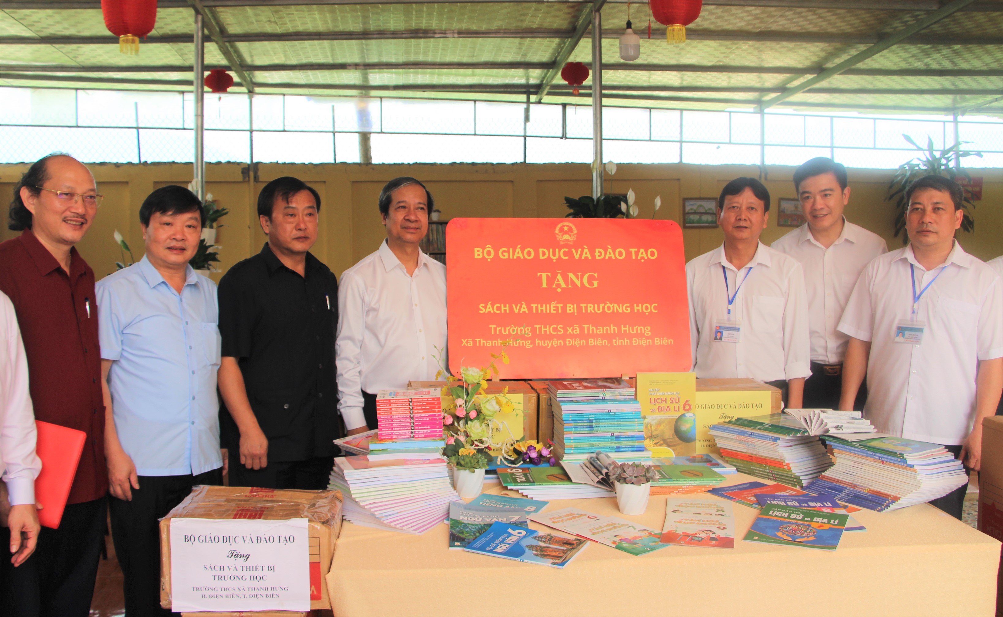 Trao tặng sách và thiết bị trường học cho Trường THCS Thanh Hưng.