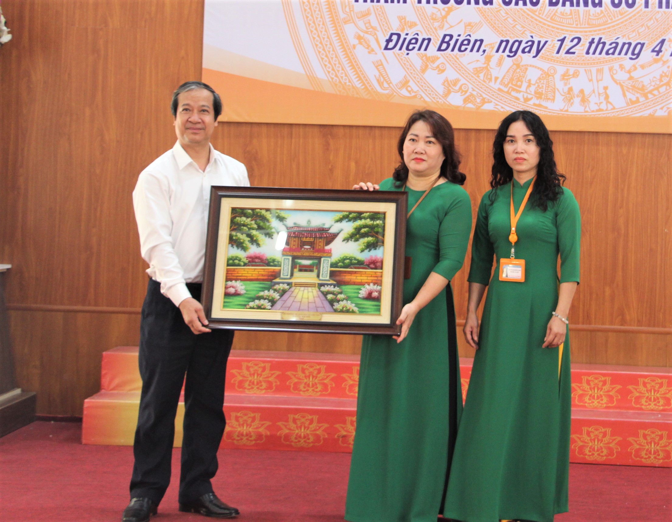 Bộ trưởng Nguyễn Kim Sơn tặng tranh lưu niệm cho trường Cao đẳng Sư phạm tỉnh Điện Biên.
