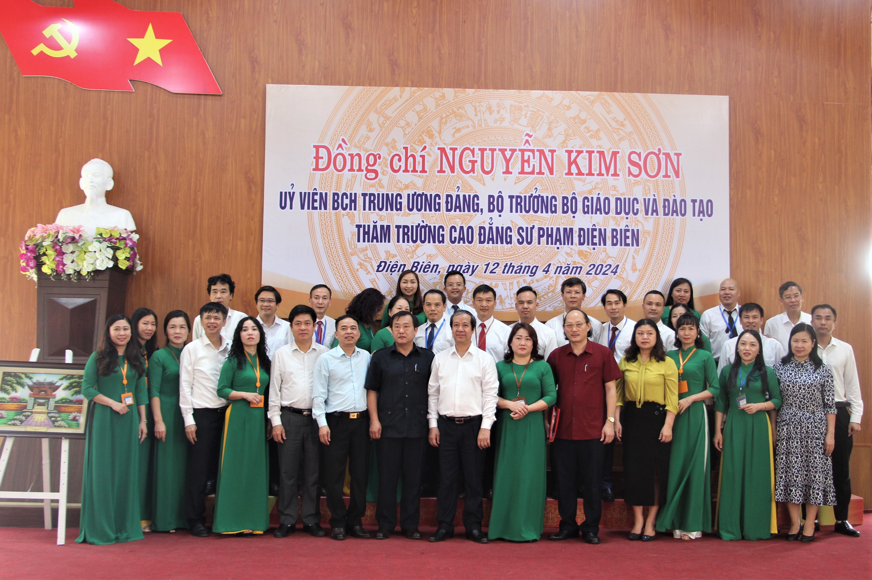 Bộ trưởng Nguyễn Kim Sơn chụp ảnh lưu niệm cùng tập thể Ban giám hiệu và cán bộ, giảng viên trường Cao đẳng Sư phạm Điện Biên.