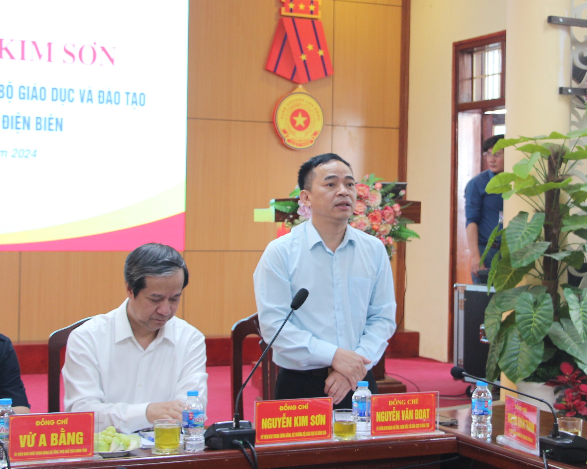 Ông Nguyễn Văn Đoạt, Giám đốc Sở GD&ĐT tỉnh Điện Biên (bên phải) phát biểu tại buổi làm việc.