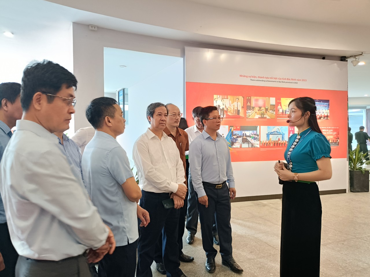 Đoàn công tác thăm Bảo tàng Chiến thắng lịch sử Điện Biên Phủ.