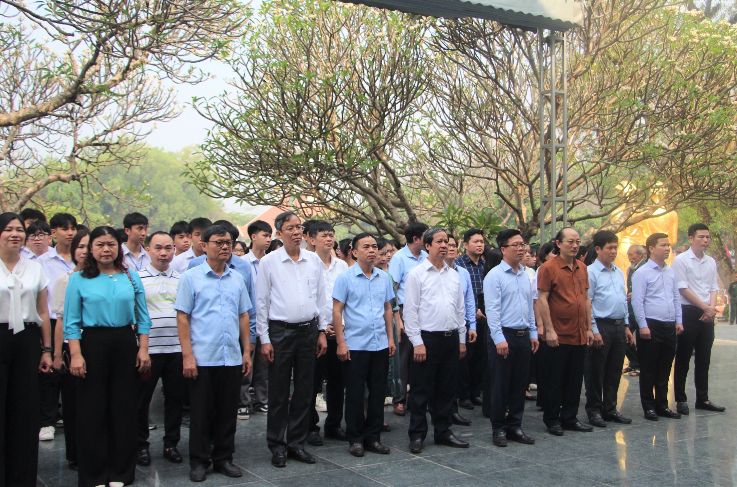 Đoàn công tác cùng lãnh đạo UBND tỉnh Điện Biên, Sở GD&ĐT, thầy trò trường THPT Thành phố Điện Biên Phủ thắp hương tại Nghĩa trang liệt sĩ A1.