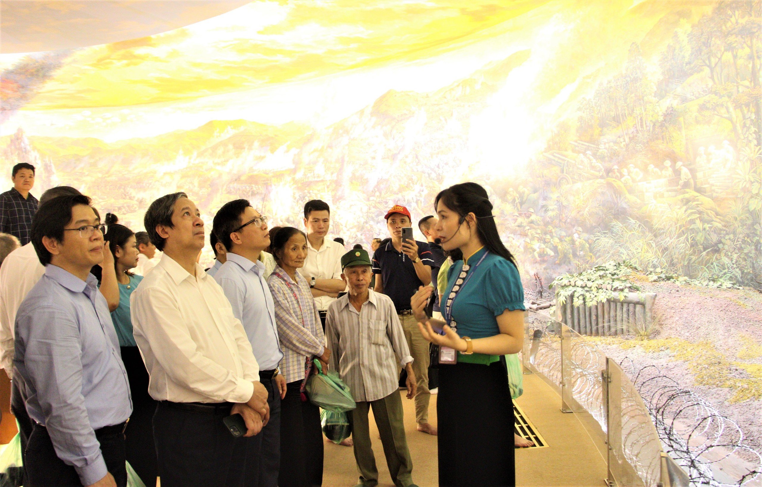 Các đại biểu chiêm ngưỡng bức tranh panorama tại Bảo tàng Chiến thắng lịch sử Điện Biên Phủ.