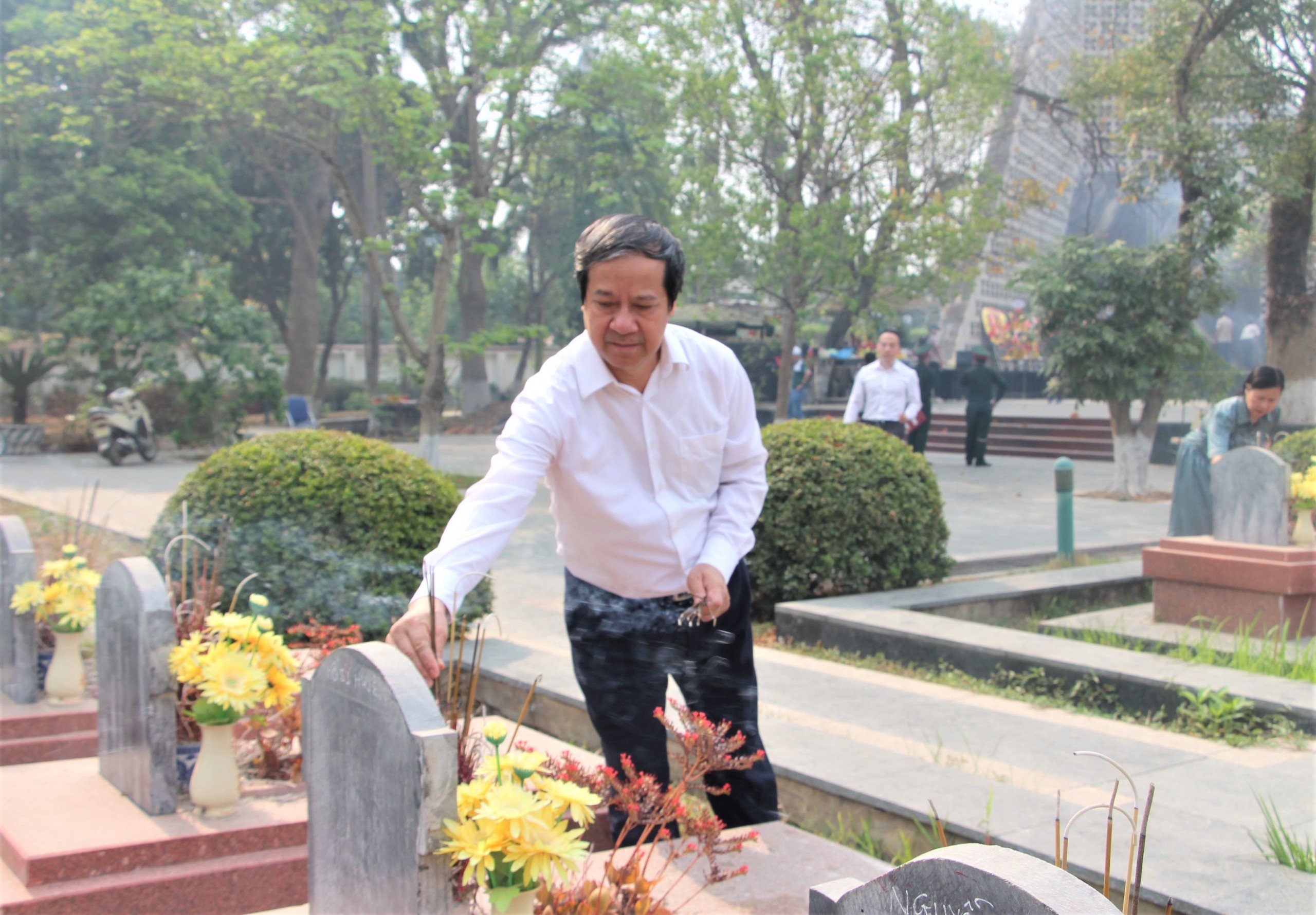 Bộ trưởng thắp hương phần mộ các anh hùng liệt sĩ.