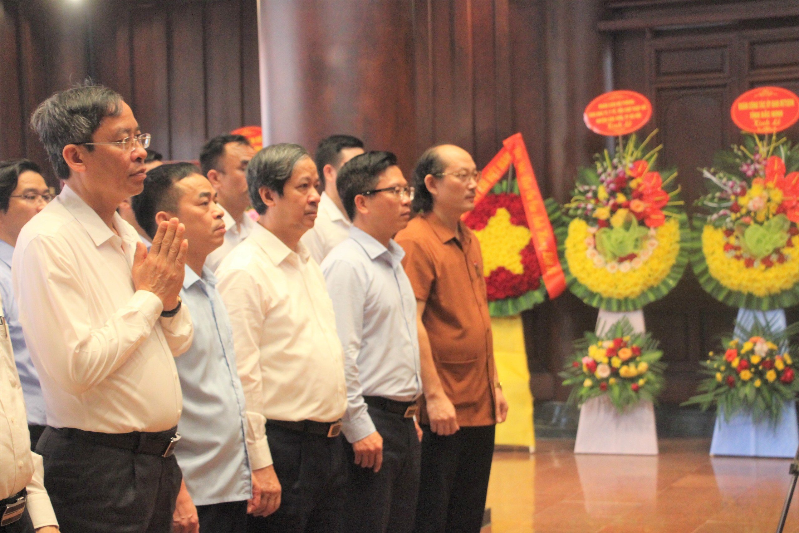 Bộ trưởng Nguyễn Kim Sơn (thứ 3 tính từ bên trái) cùng đoàn công tác, lãnh đạo UBND tỉnh Điện Biên, Sở GD&ĐT tỉnh Điện Biên viếng thăm Đền thờ liệt sĩ tại chiến trường Điện Biên Phủ.