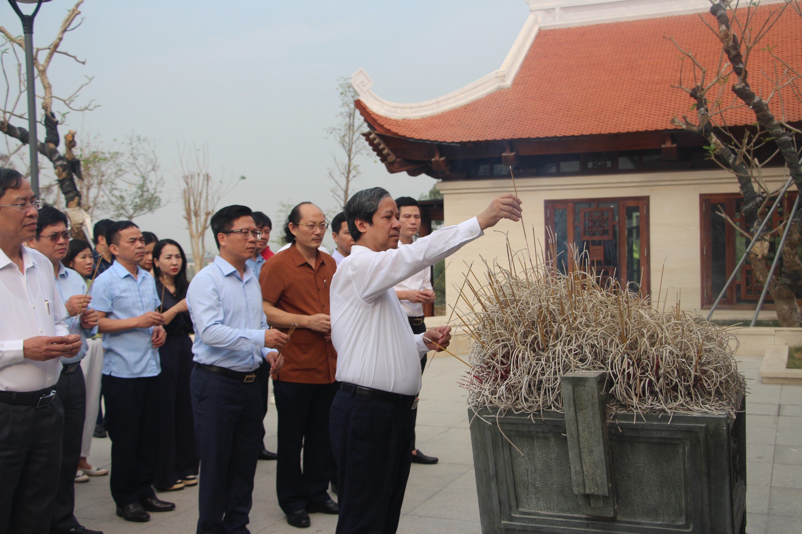 Bộ trưởng Nguyễn Kim Sơn dẫn đoàn thắp hương tại Đền thờ liệt sĩ chiến trường Điện Biên Phủ