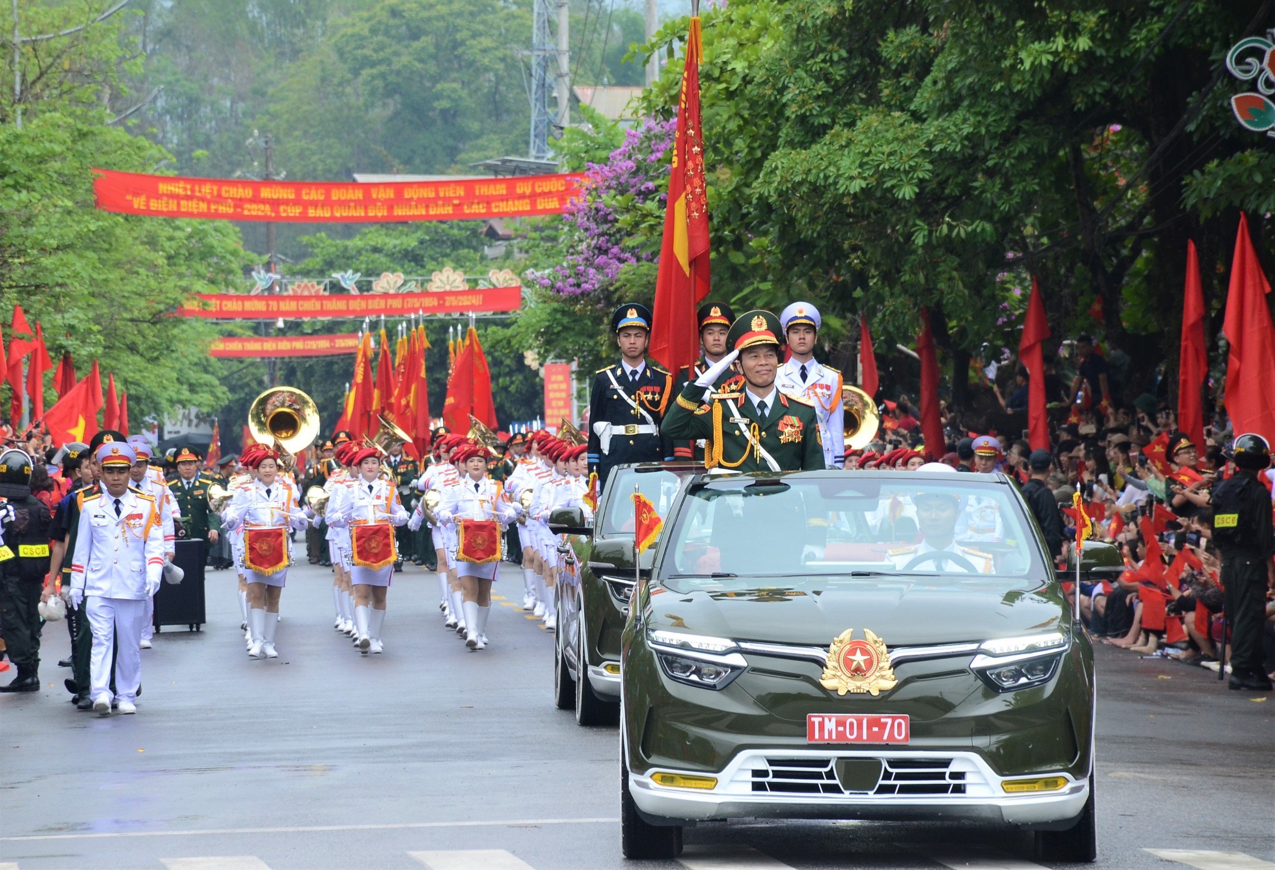 Đoàn diễu binh, diễu hành tiến ra các tuyến phố chính tại thành phố Điện Biên Phủ,