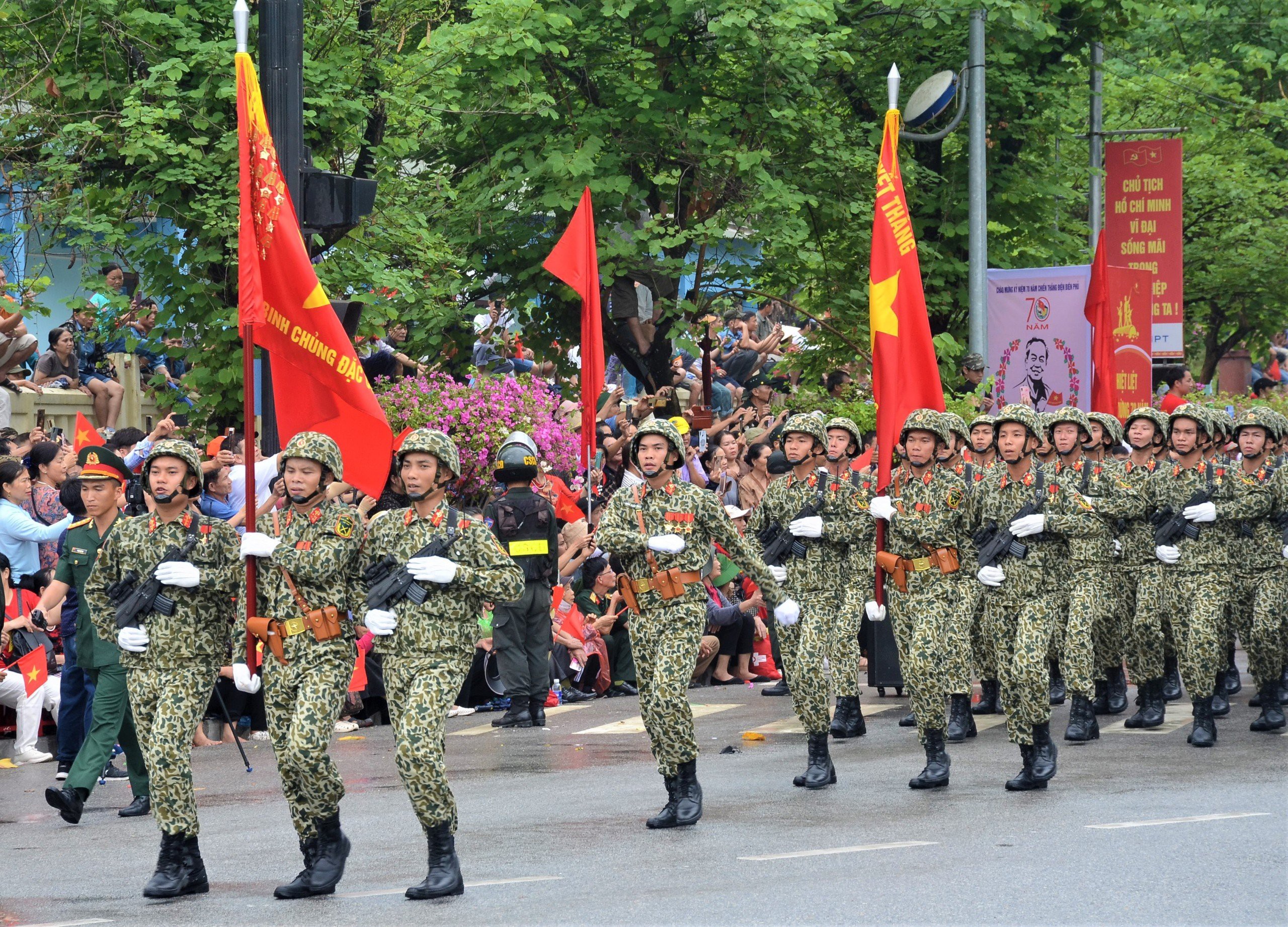 Khối chiến sĩ Đặc công diễu binh, diễu hành kỷ niệm 70 năm Chiến thắng Điện Biên Phủ.