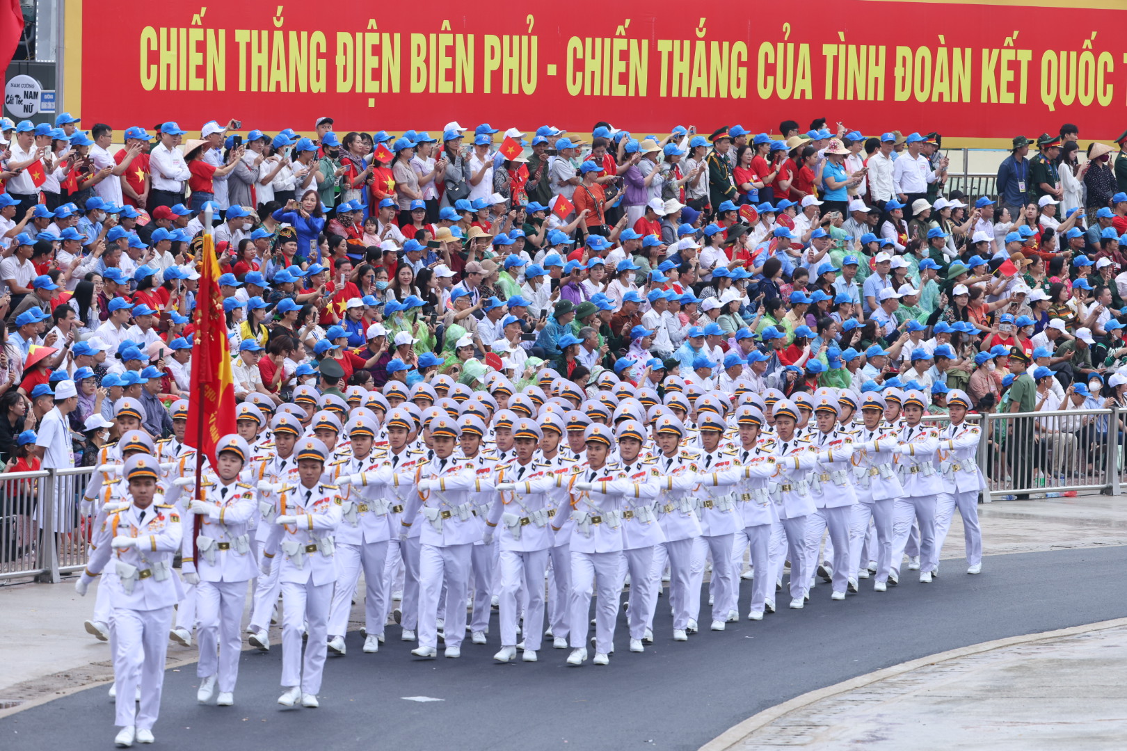 Khối sĩ quan Hải quân nhân dân Việt Nam tham gia diễu binh, diễu hành kỷ niệm 70 năm Chiến thắng Điện Biên Phủ.