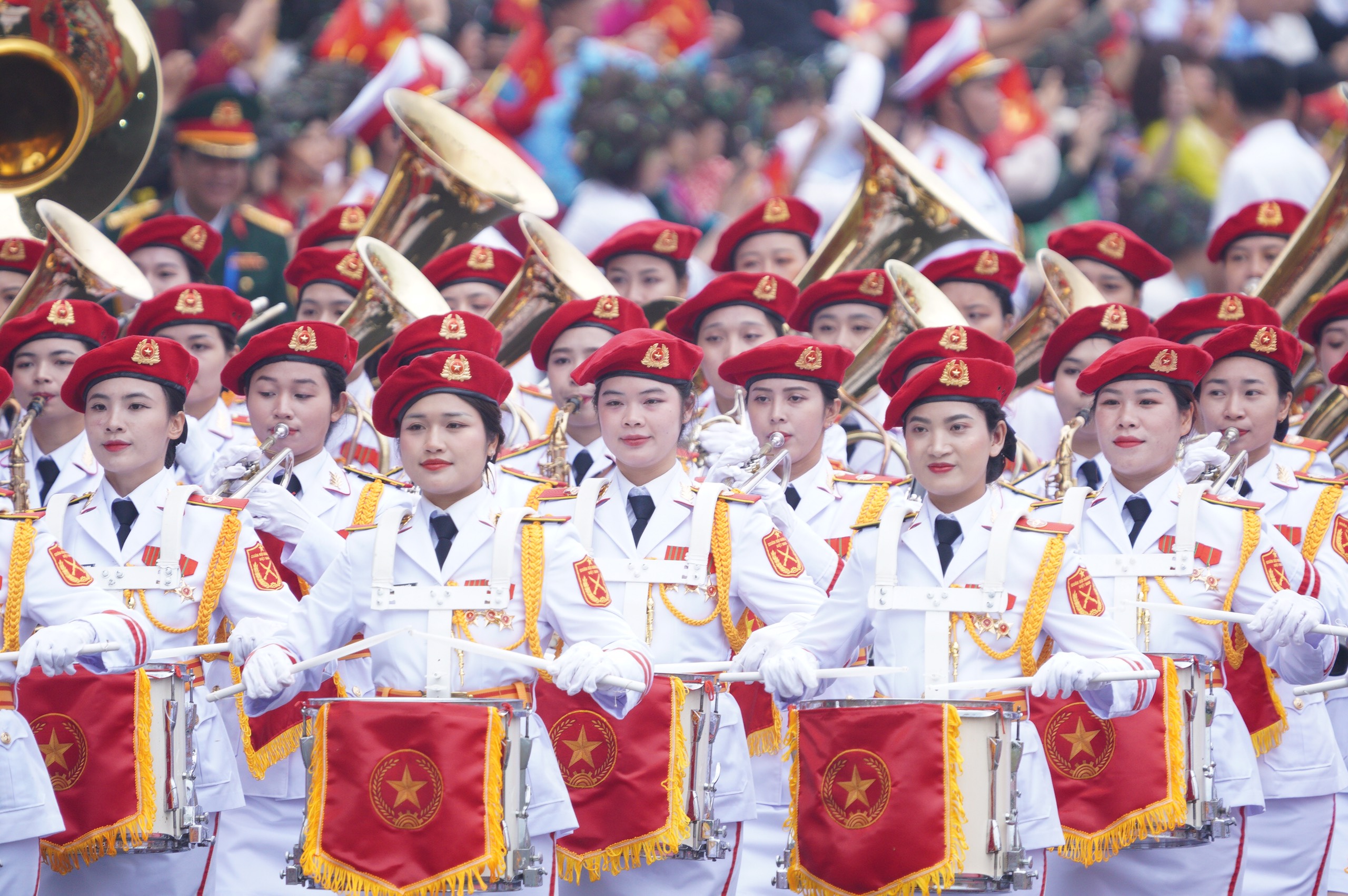 Khối nữ Quân nhạc Việt Nam tham gia diễu binh, diễu hành kỷ niệm 70 năm Chiến thắng Điện Biên Phủ.