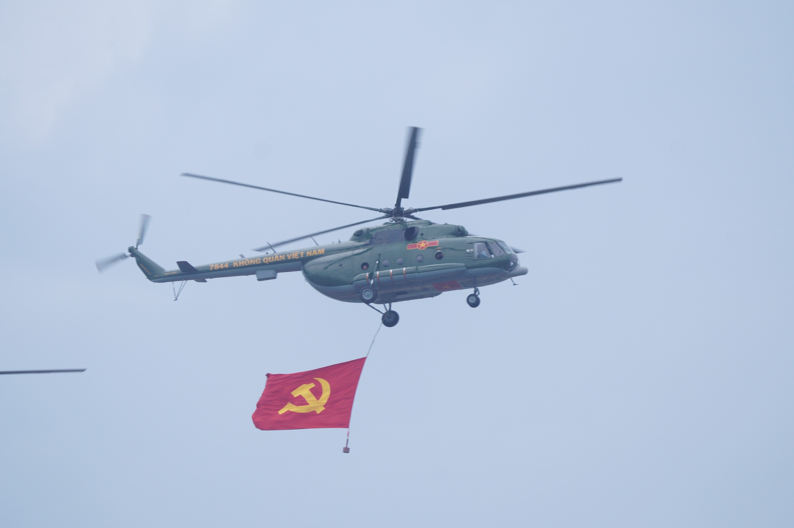 Mở đầu Cuộc diễu binh, diễu hành Kỷ niệm 70 năm Chiến thắng Điện Biên Phủ là các biên đội trực thăng vũ trang thuộc Quân chủng Phòng không - Không quân, Quân đội nhân dân Việt Nam mang theo cờ Đảng, cờ Tổ quốc.